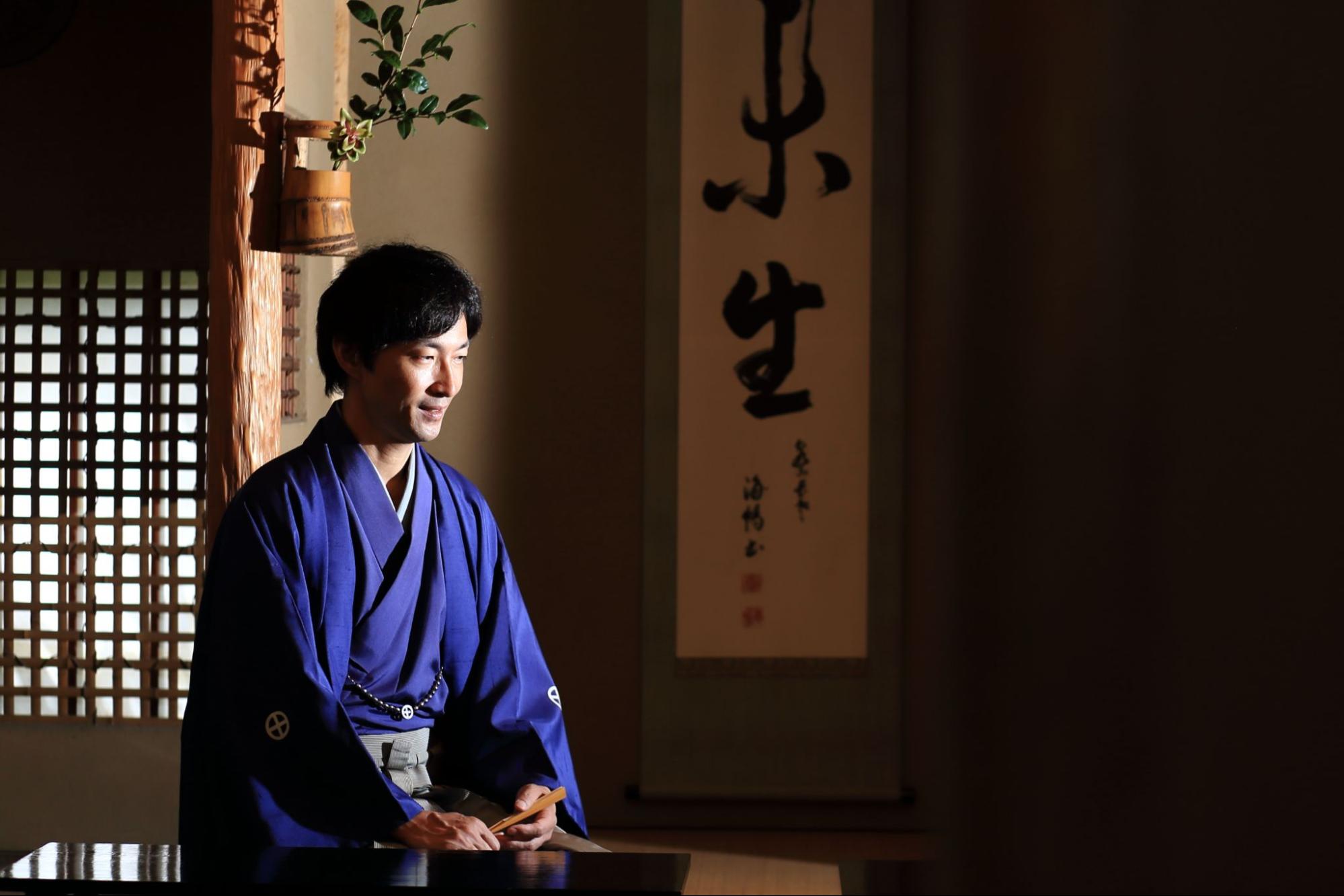 如月、空間と調和する花との対峙 「未生流笹岡家元に学ぶ