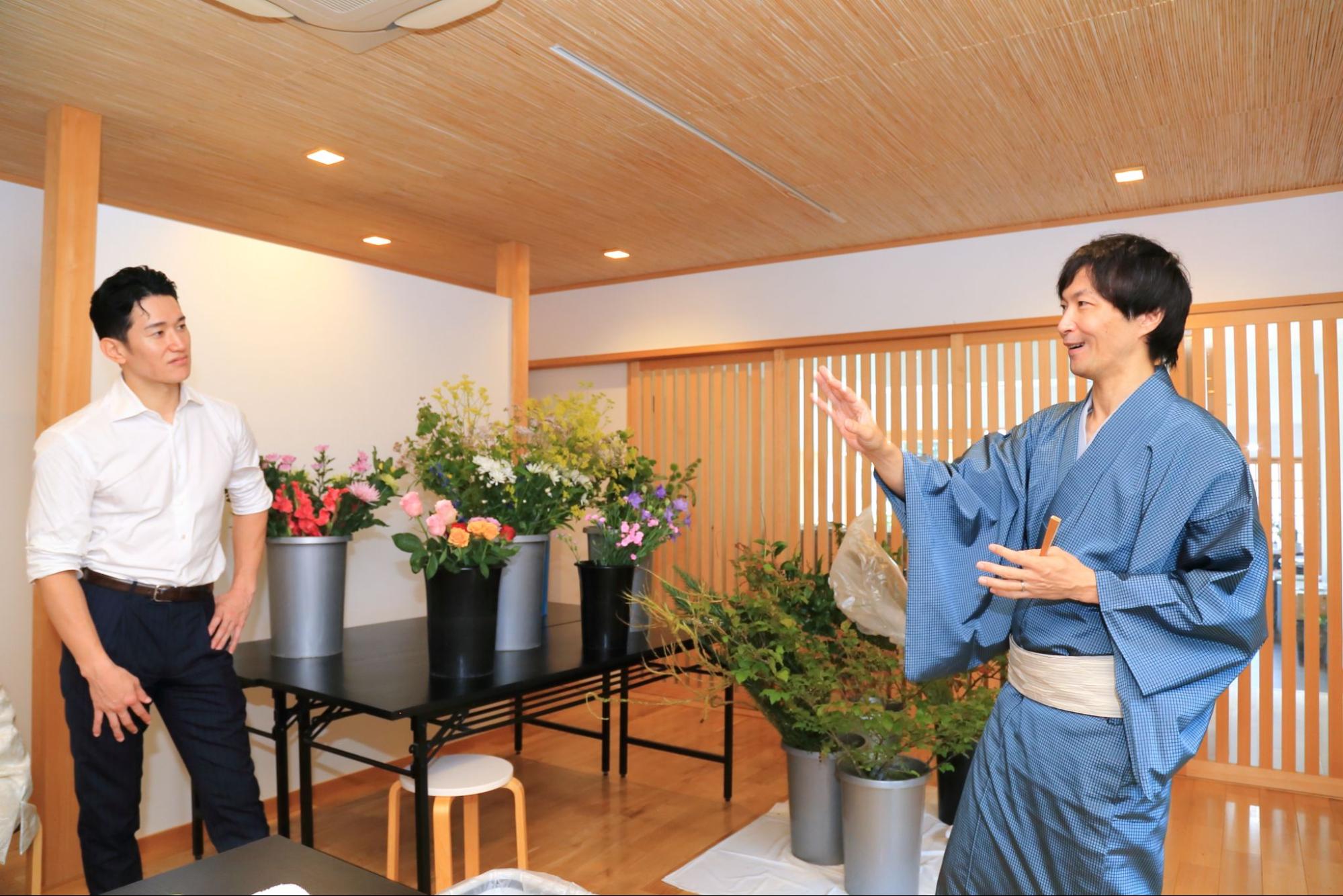 如月、空間と調和する花との対峙 「未生流笹岡家元に学ぶ 如月、空間と調和する花との対峙 「未生流笹岡家元に学ぶ