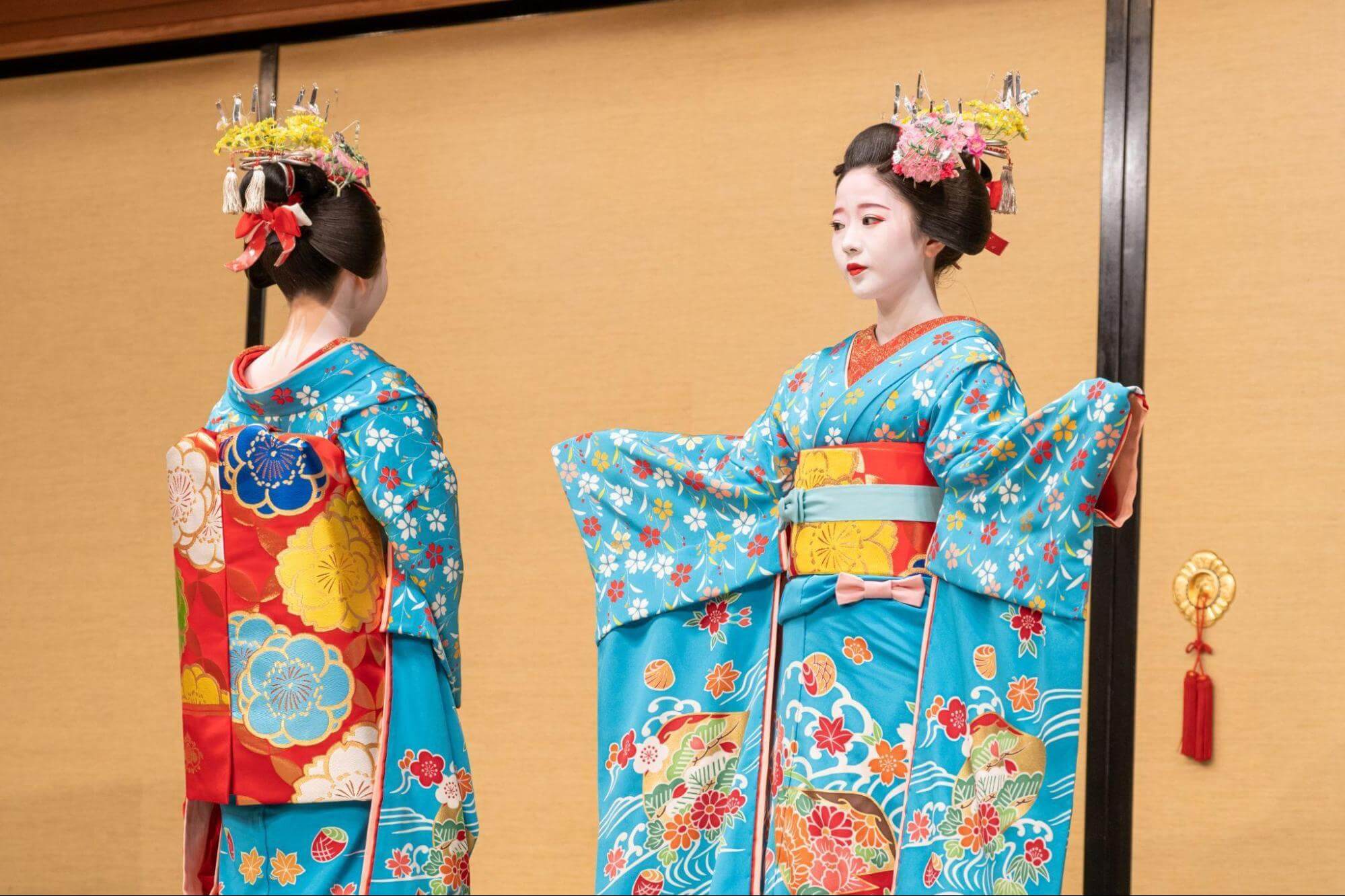 祇園甲部の芸妓・舞妓が華やかに舞う、『都をどり』の魅力に迫る!
