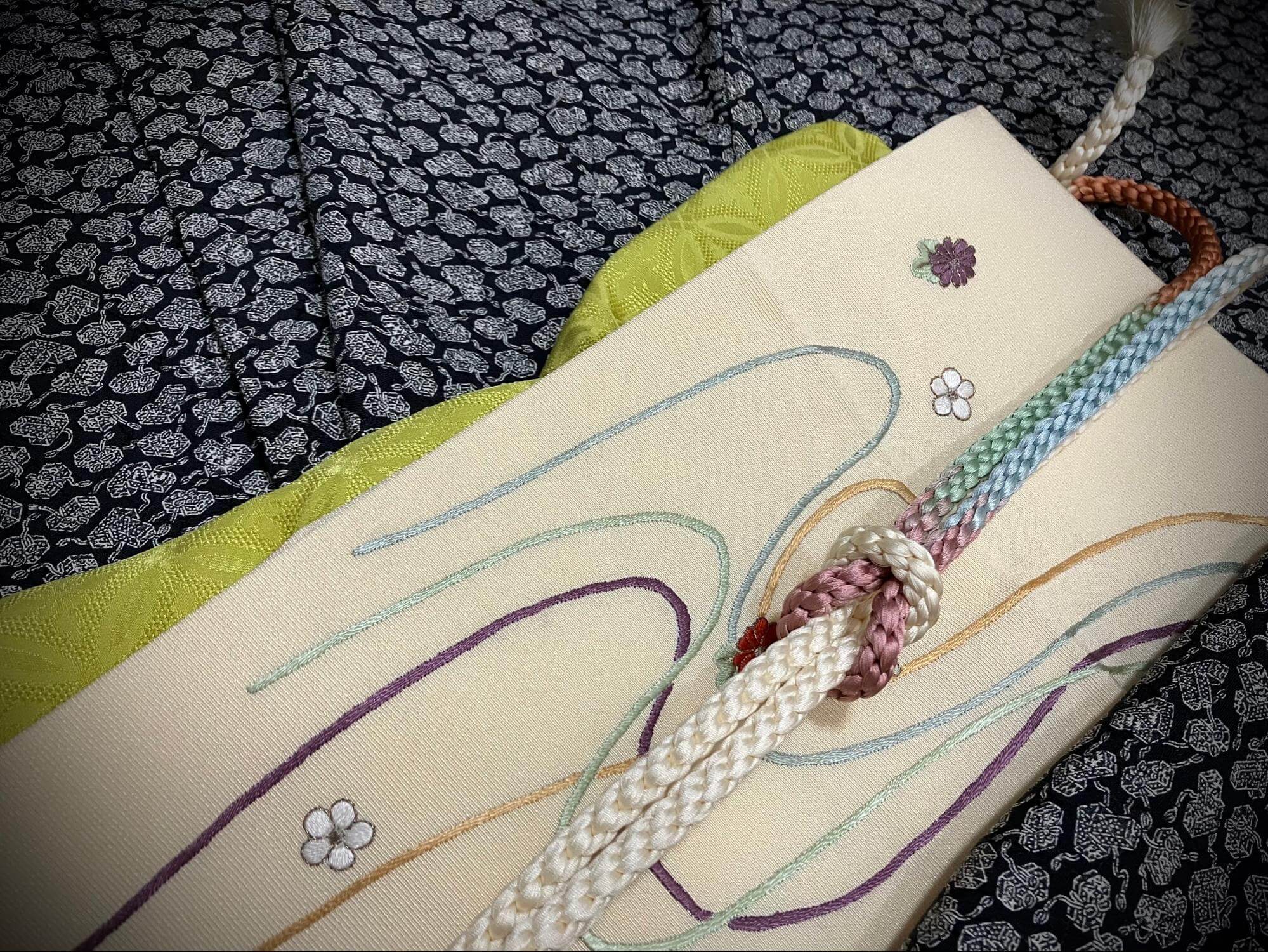 前帯には、伸びやかに広がる五色の紐。