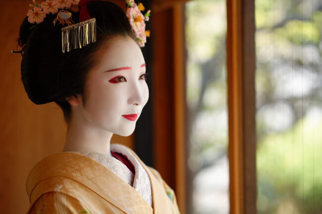 上七軒の街並みに惹かれ、憧れの舞妓に 上七軒・さと葉さん 「令和の芸舞妓図鑑」vol.19