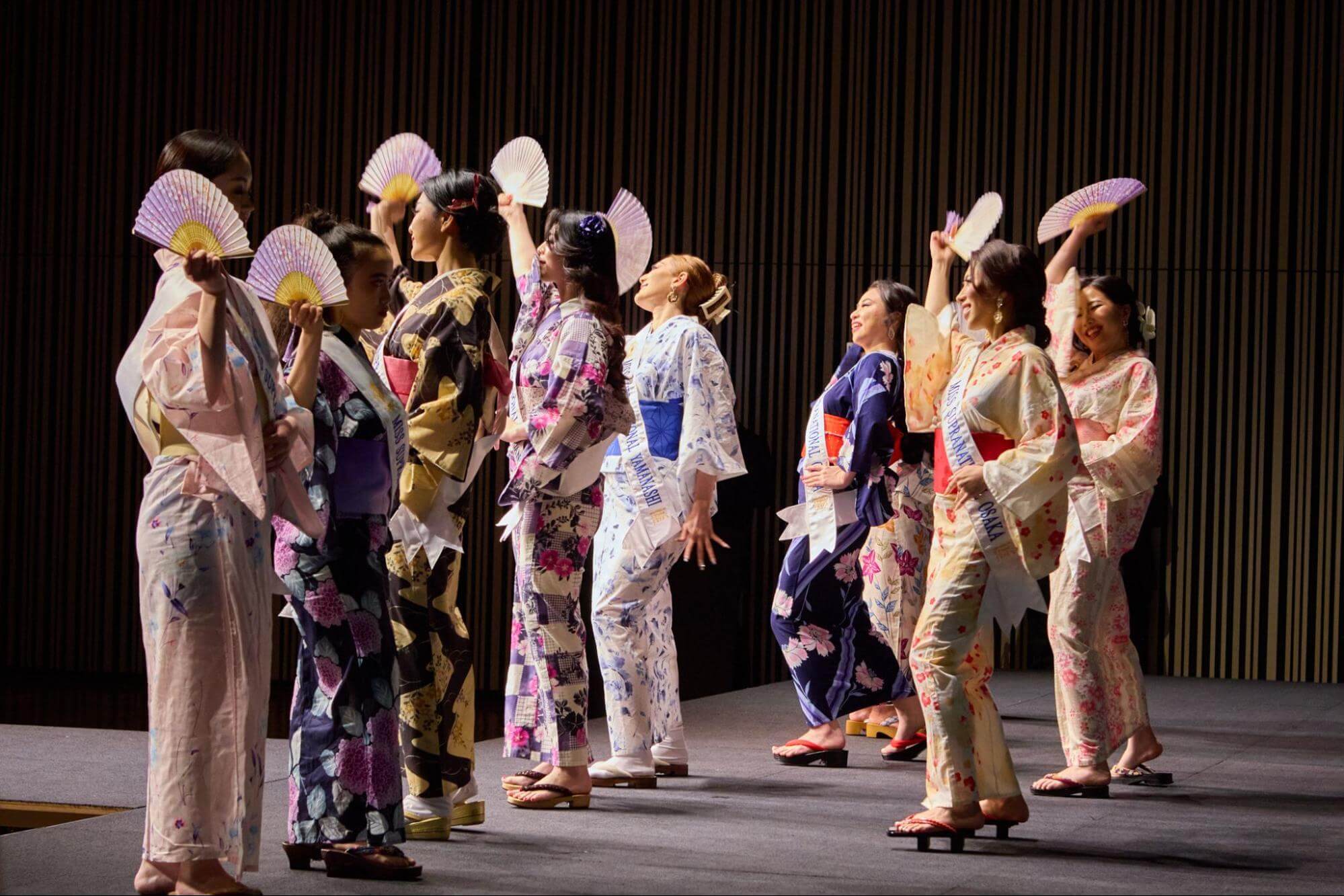 オープニングは浴衣で踊りを披露! ミス・スプラナショナルジャパン日本大会 舞台裏にも密着!