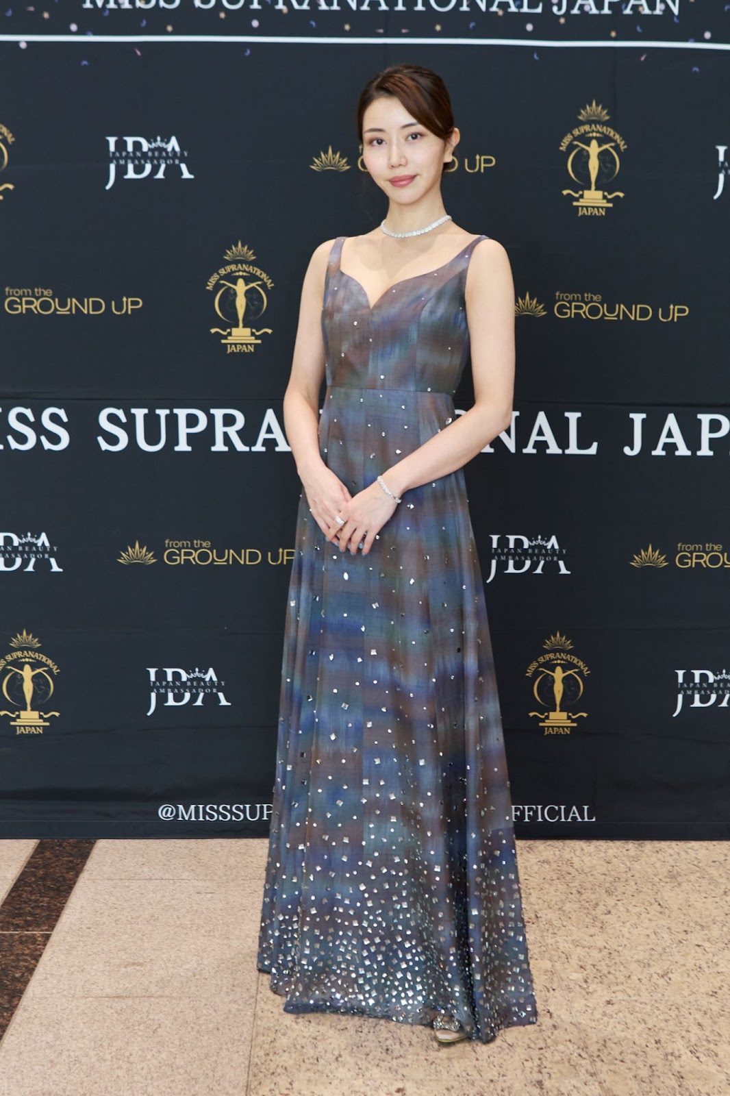打掛ドレスを制作したデザイナーの加藤文香さん。彼女が着ているのは、紬のきものをリメイクしたドレス