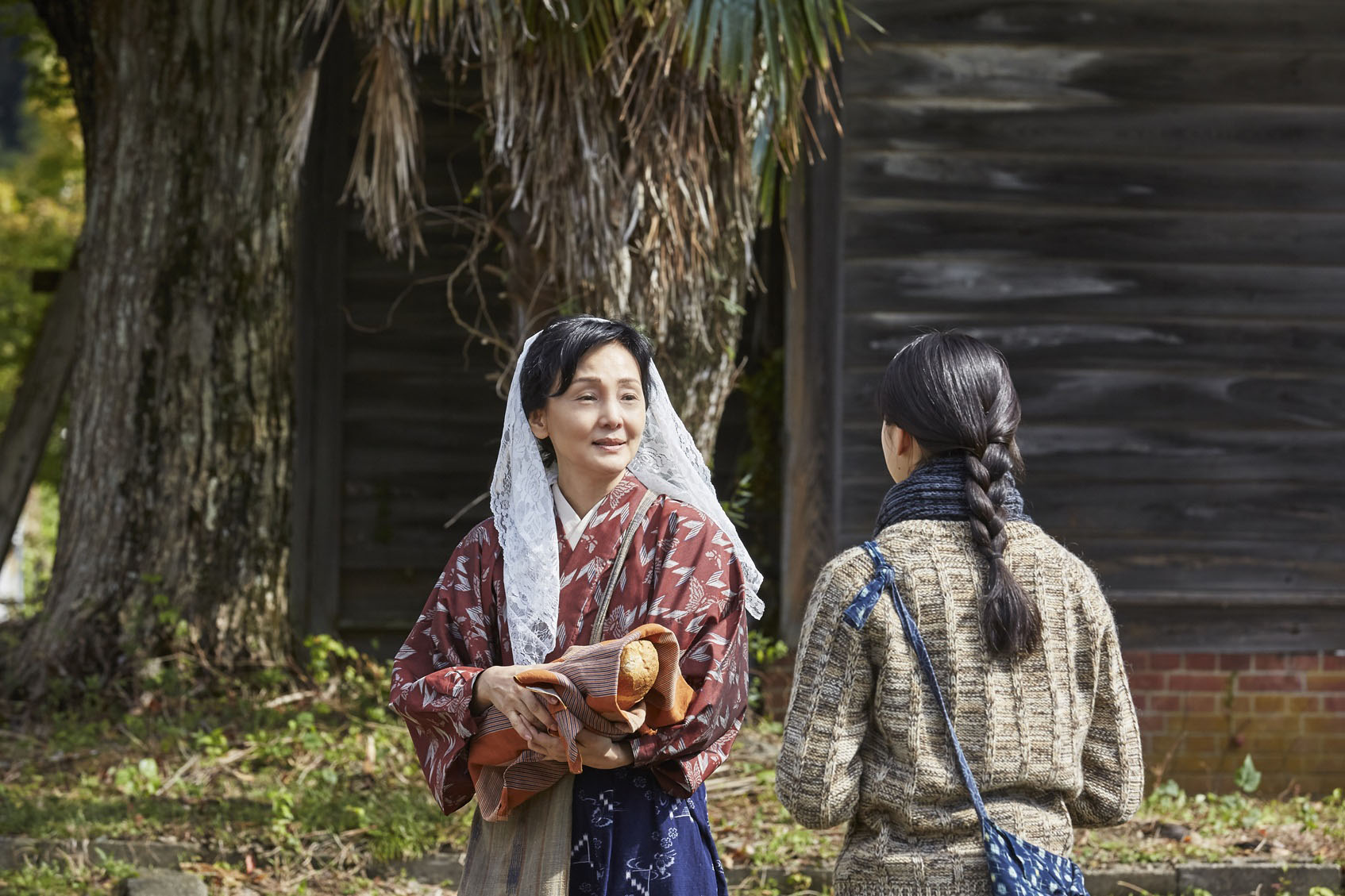終戦80年、長崎に想い馳せる夏『長崎―閃光の影で―』『遠い山なみの光』 「きもの de シネマ」vol.67