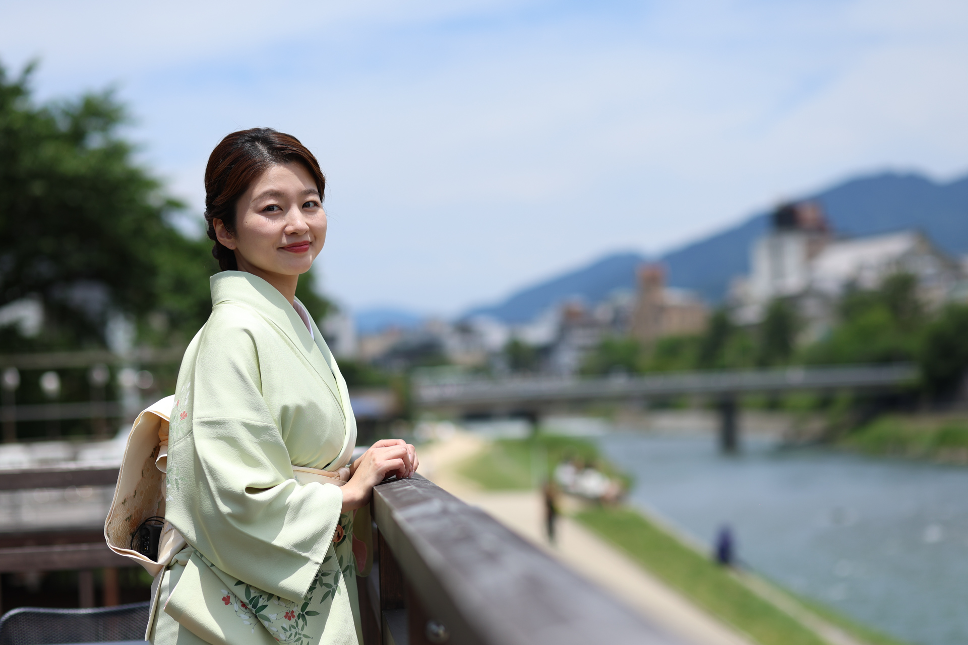 ホテルのラウンジから鴨川を望む紗月さん
