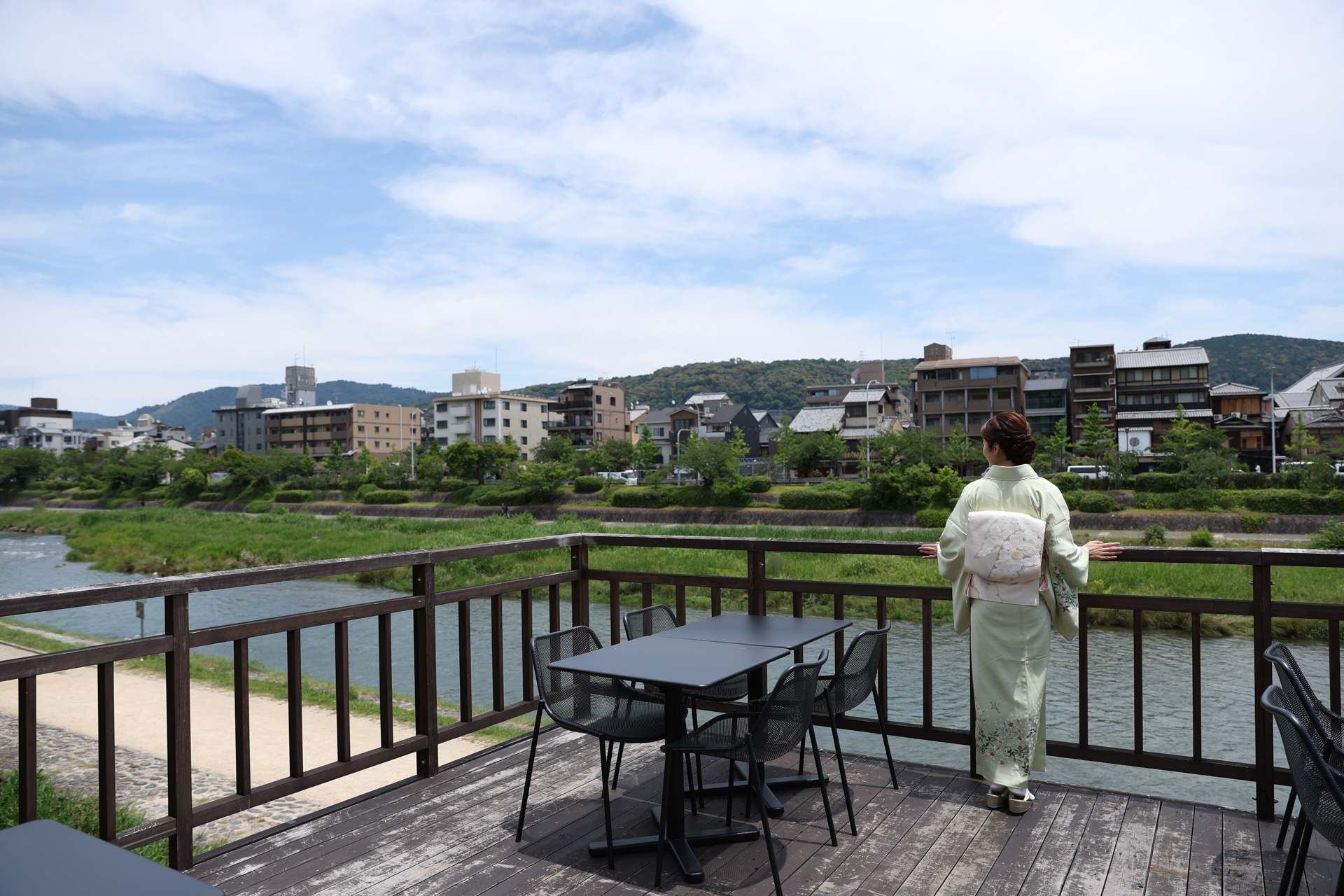 川床ラウンジから鴨川を眺める紗月さん