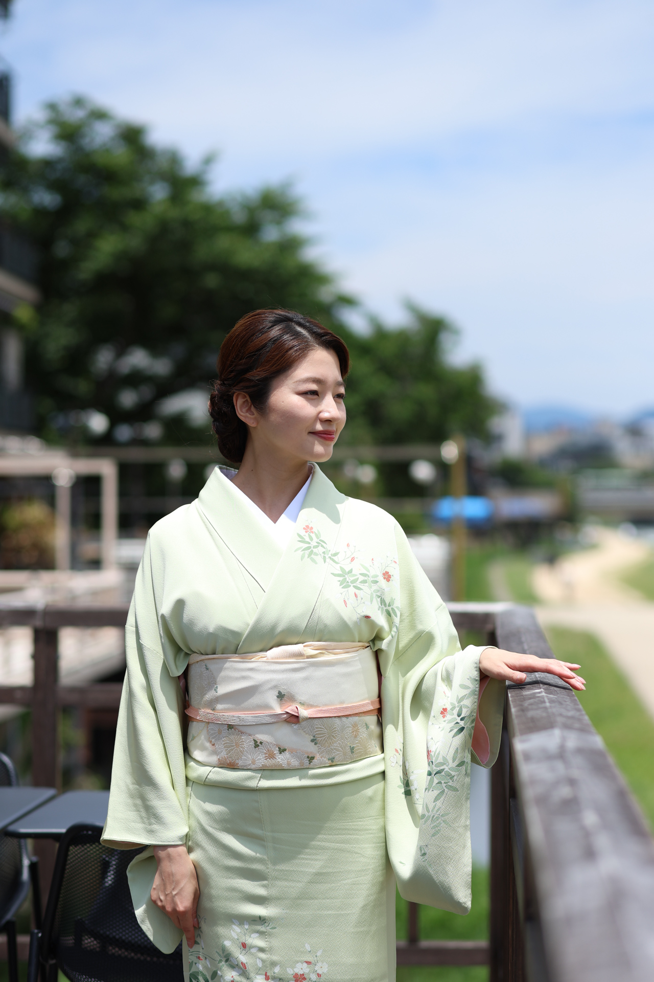 夏季限定の川床ラウンジから鴨川を眺める紗月さん