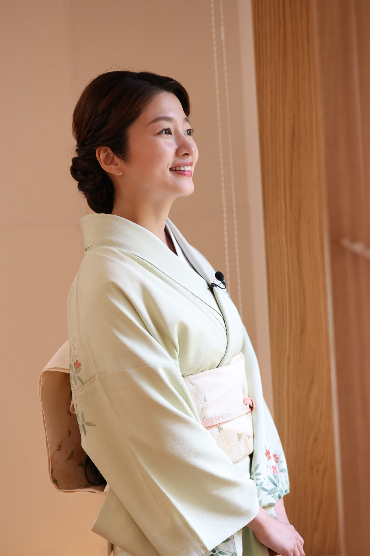 お部屋の窓から景観を眺める紗月さん