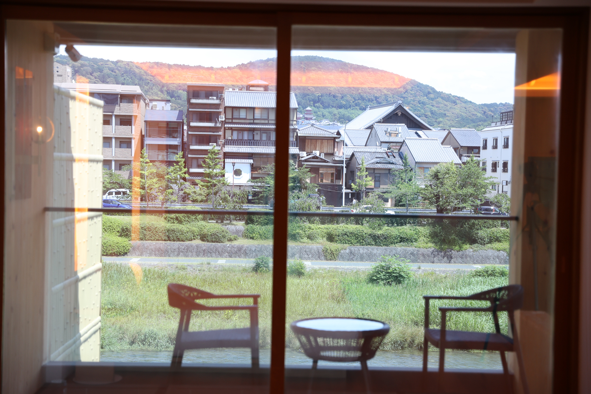 ベランダ越しに映る鴨川や東山