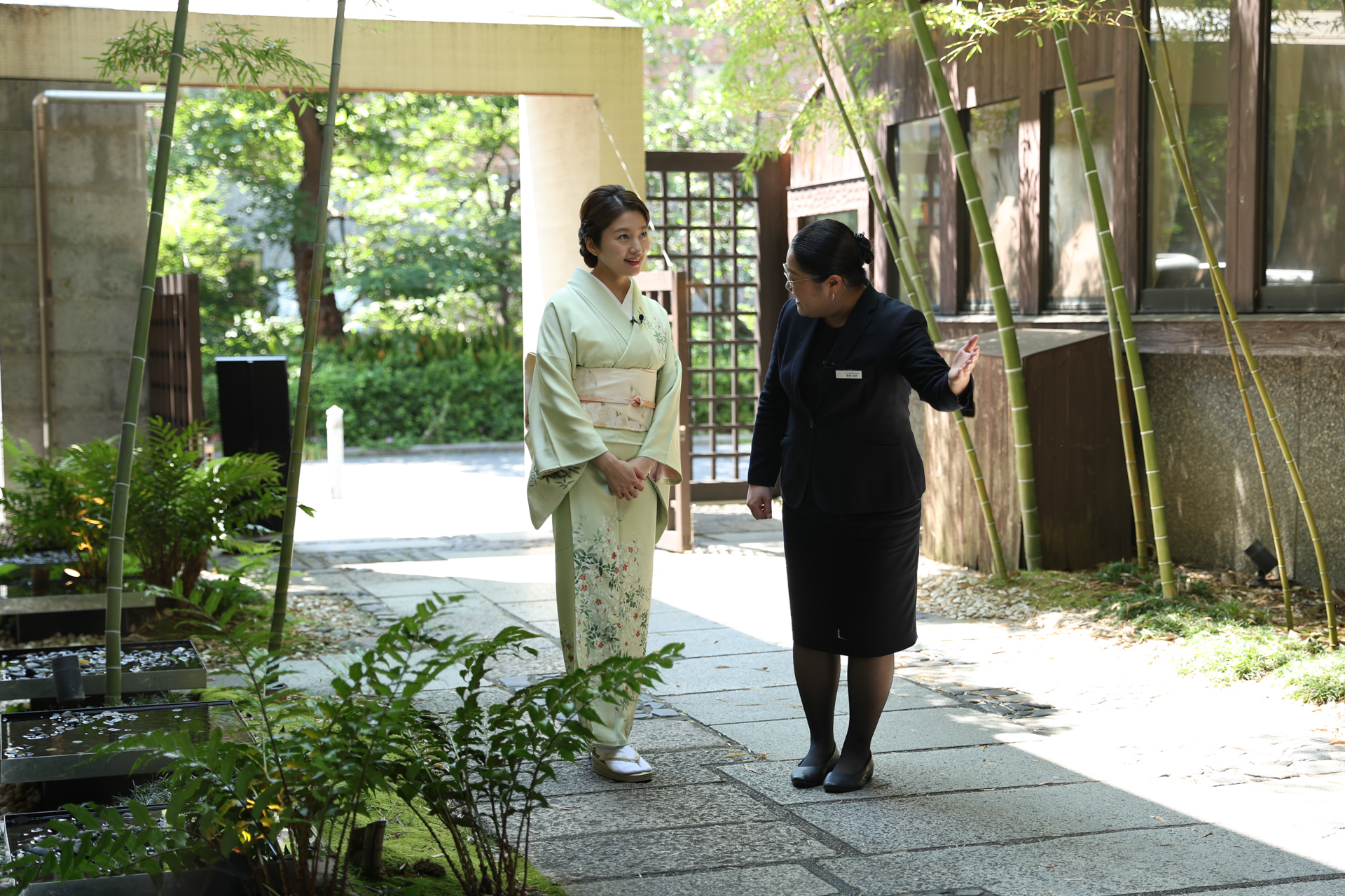 夕食会場「鮒鶴京都鴨川リゾート」に移動する紗月さん