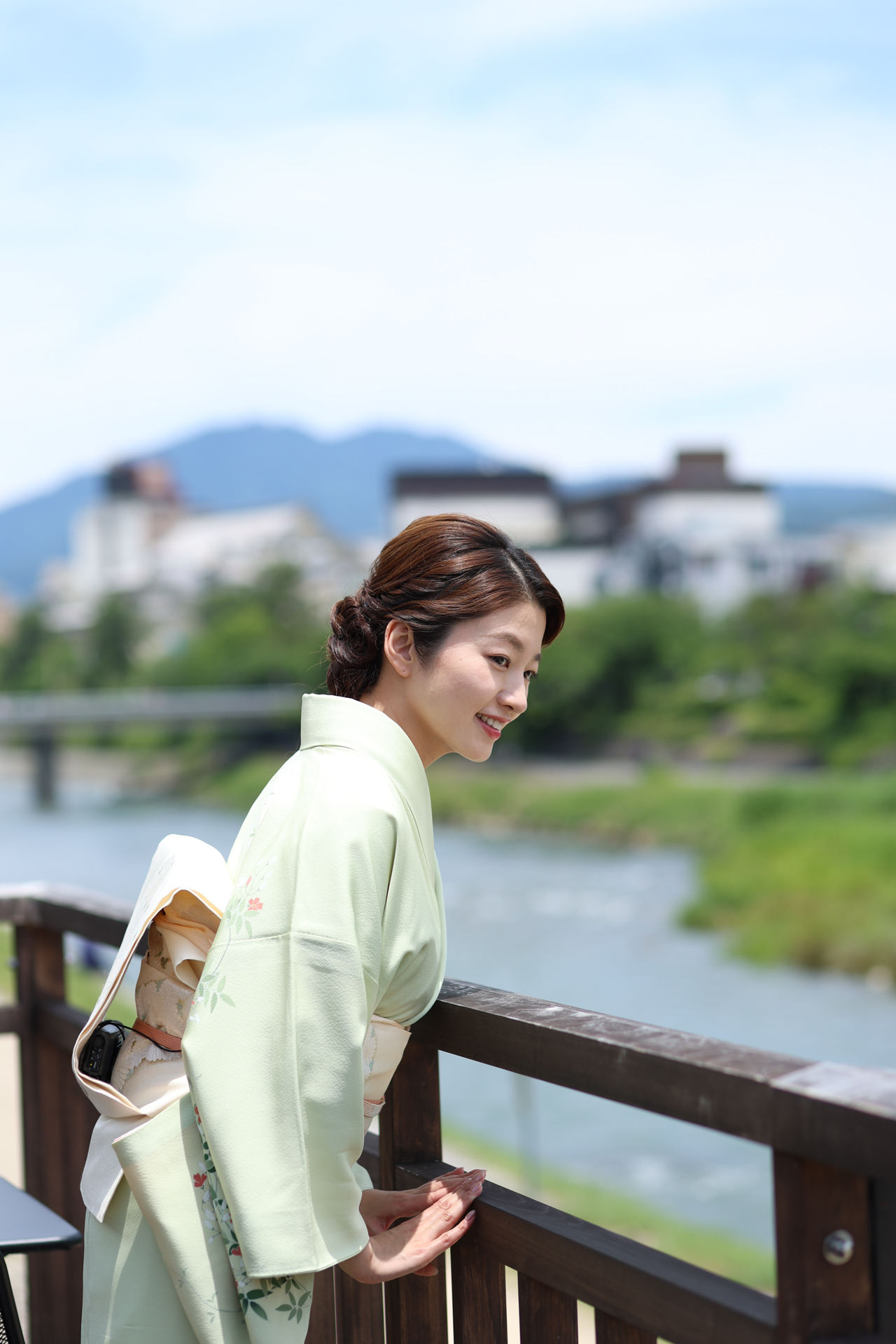 川床からの景色を懐かしむ紗月さん