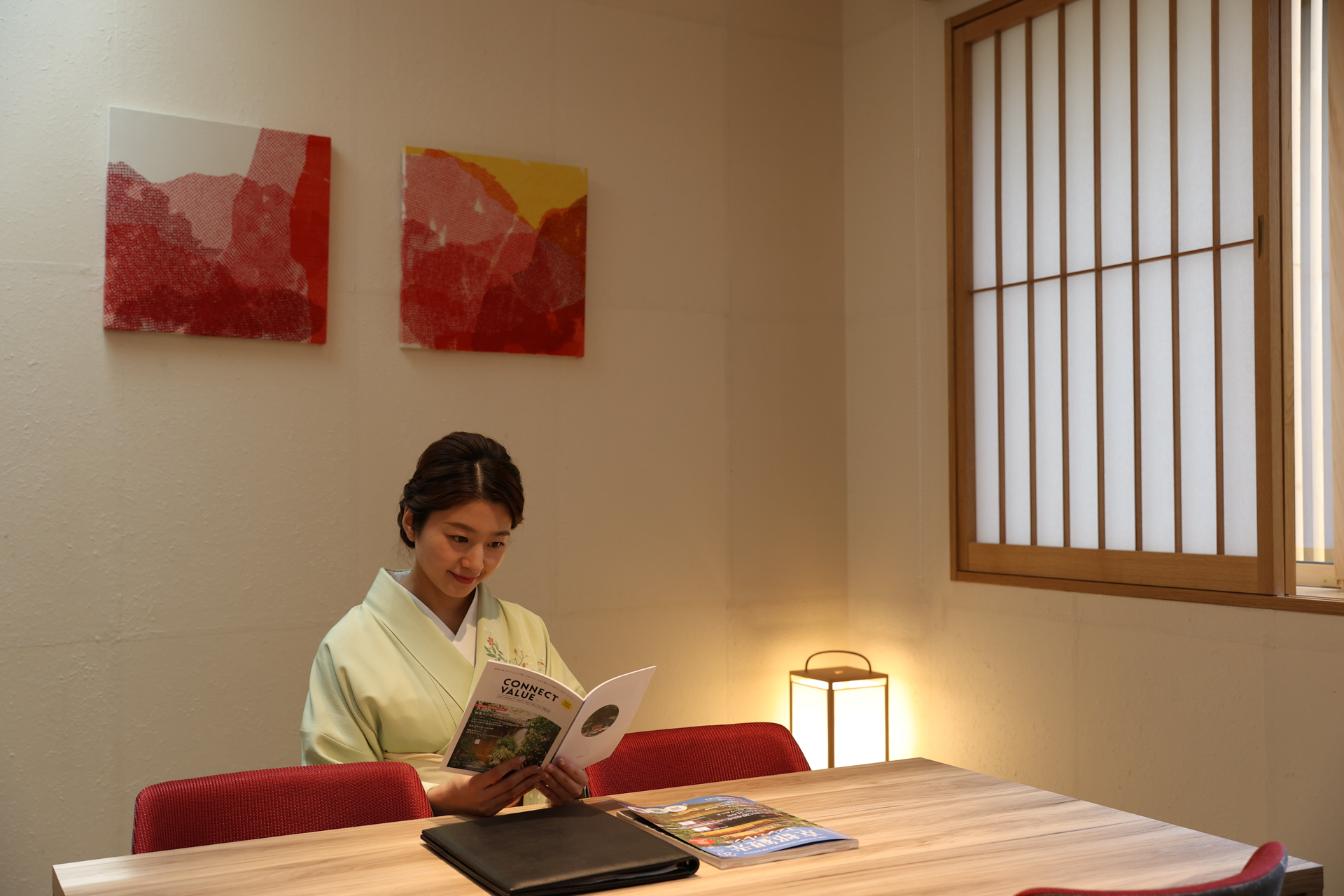 お部屋でごゆっくりパンフレットをご覧になっています