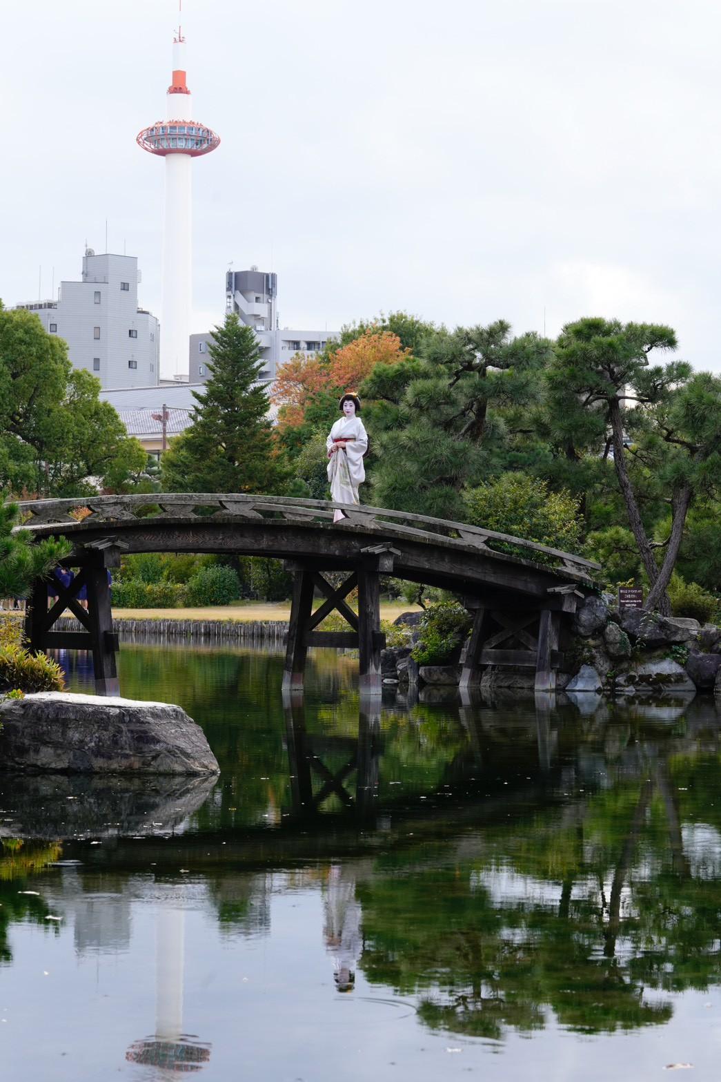京都タワーを借景に。水面に映る景色も風情がある