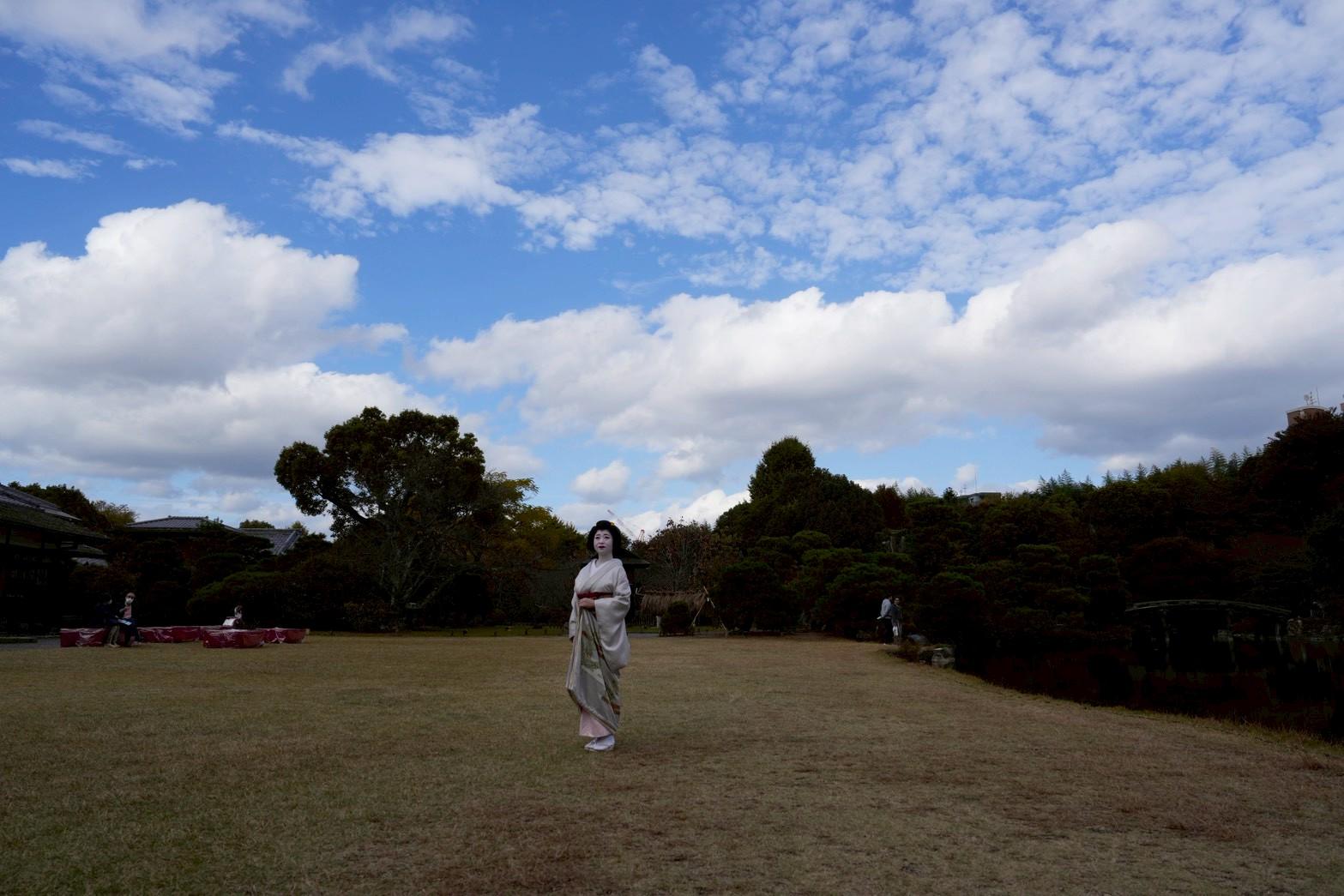 これほどまでに開けた空の下、自然を全身で感じられるスポットは稀少