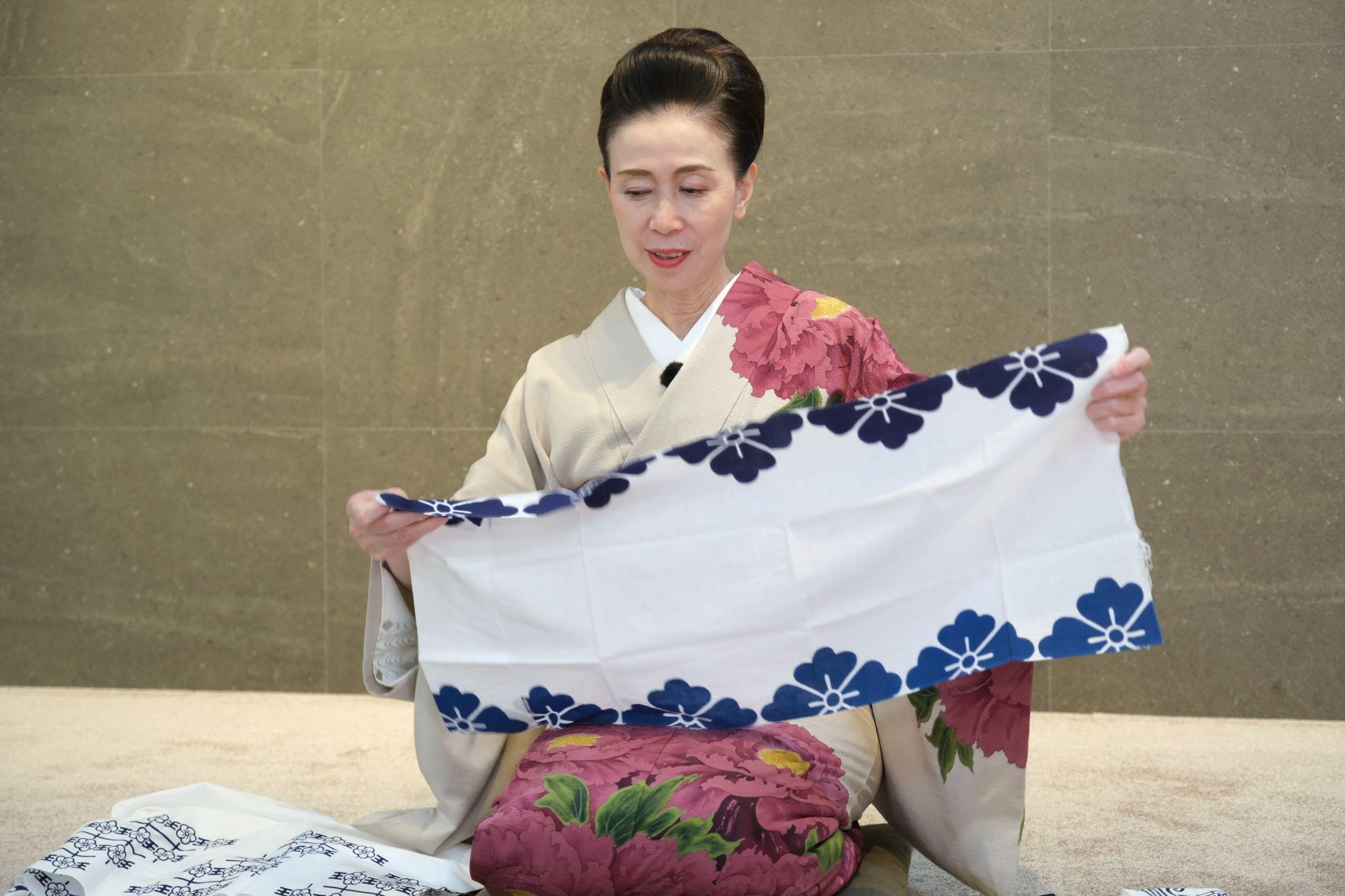 松本幸四郎さんの定紋「四つ花菱」がシンプルにあしらわれた一枚