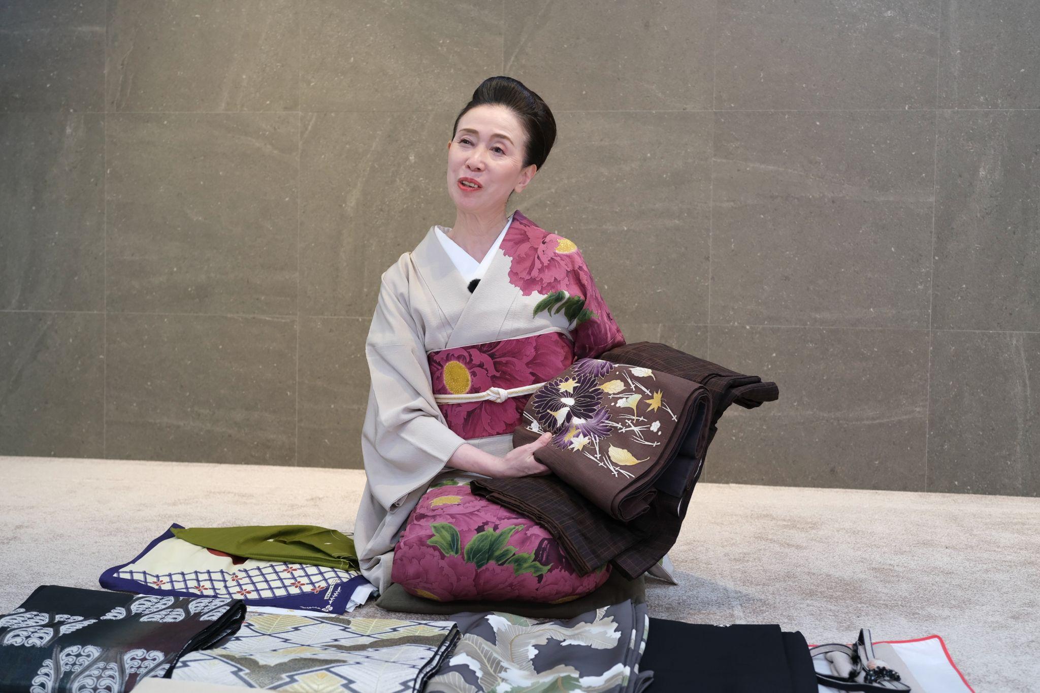 片岡愛之助さんと一緒にプロデュースするブランド「花布季」から栃尾紬の帯。菊に、松葉とイチョウが描かれている