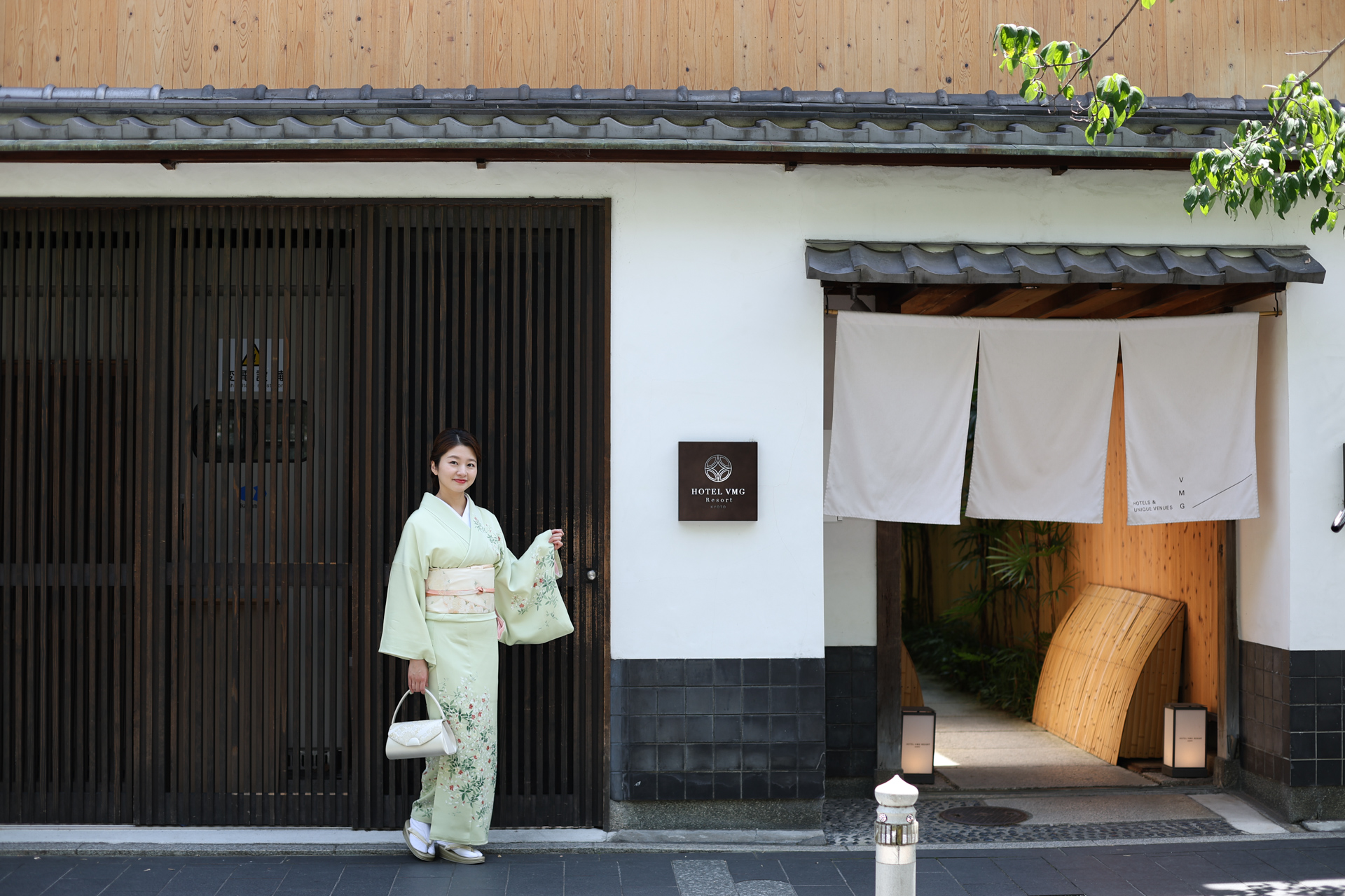 『HOTEL VMG VILLA KYOTO』客室棟「了以（RYOUI）」の入口前にて紗月さん