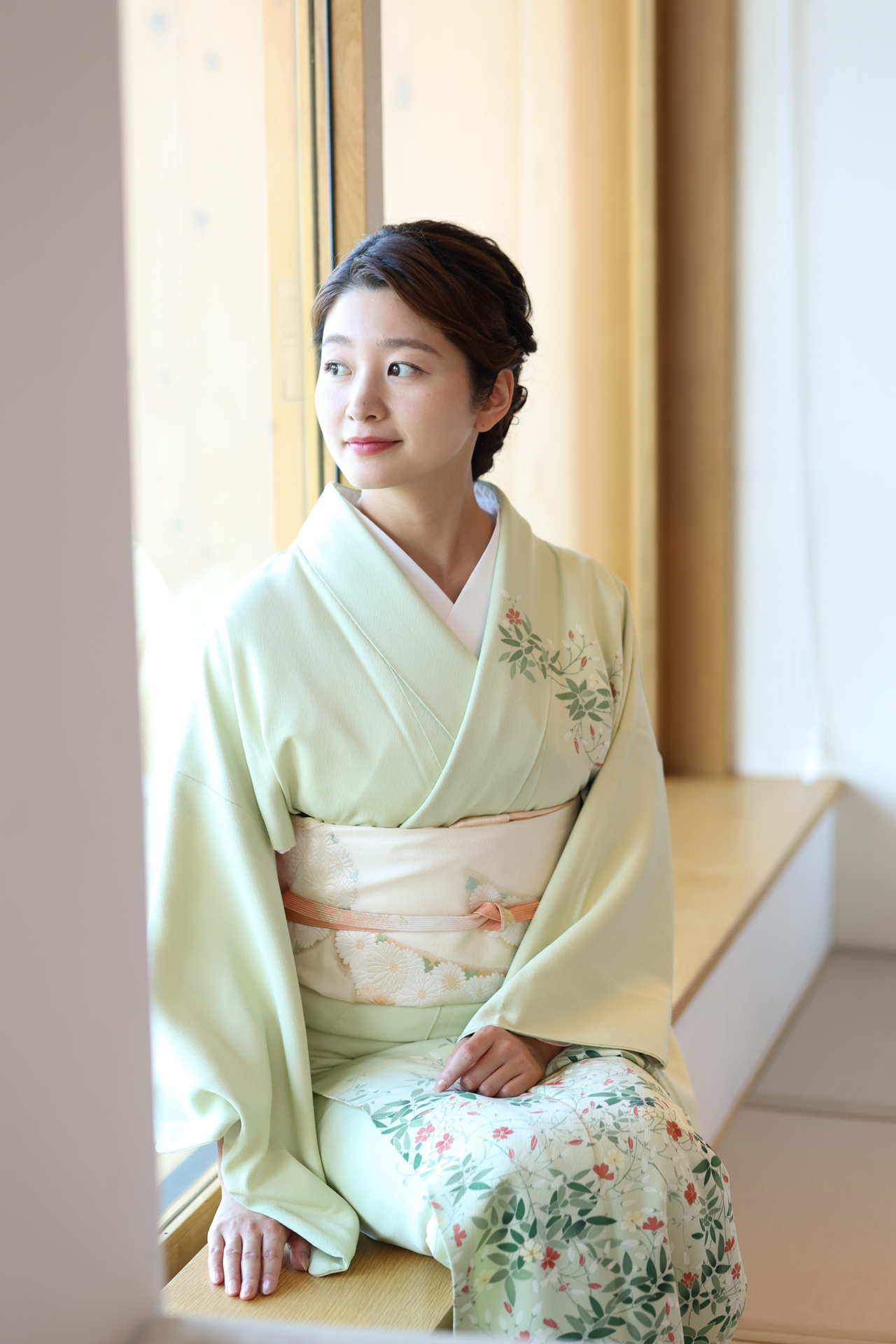 『HOTEL VMG VILLA KYOTO』の客室から鴨川を眺める紗月さん