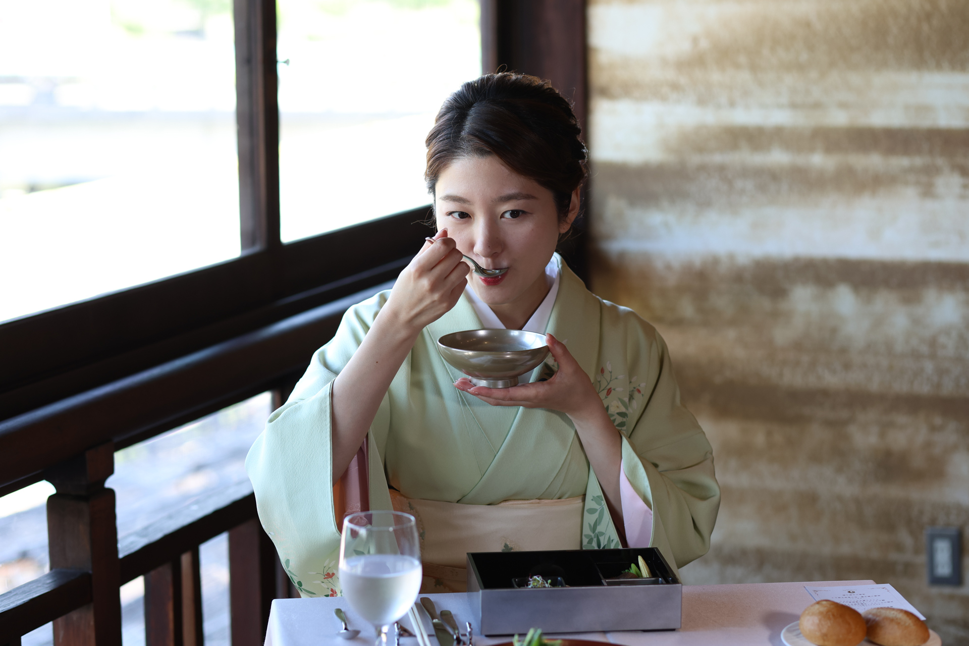 冷製スープを飲む紗月さん