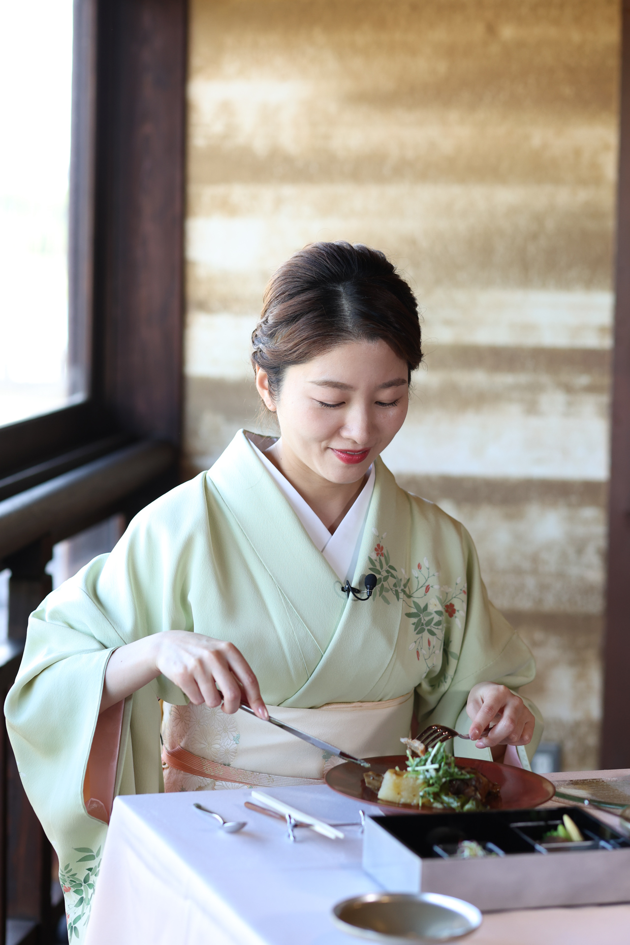 京鴨のローストをナイフとフォークで切り分けて食べる紗月さん