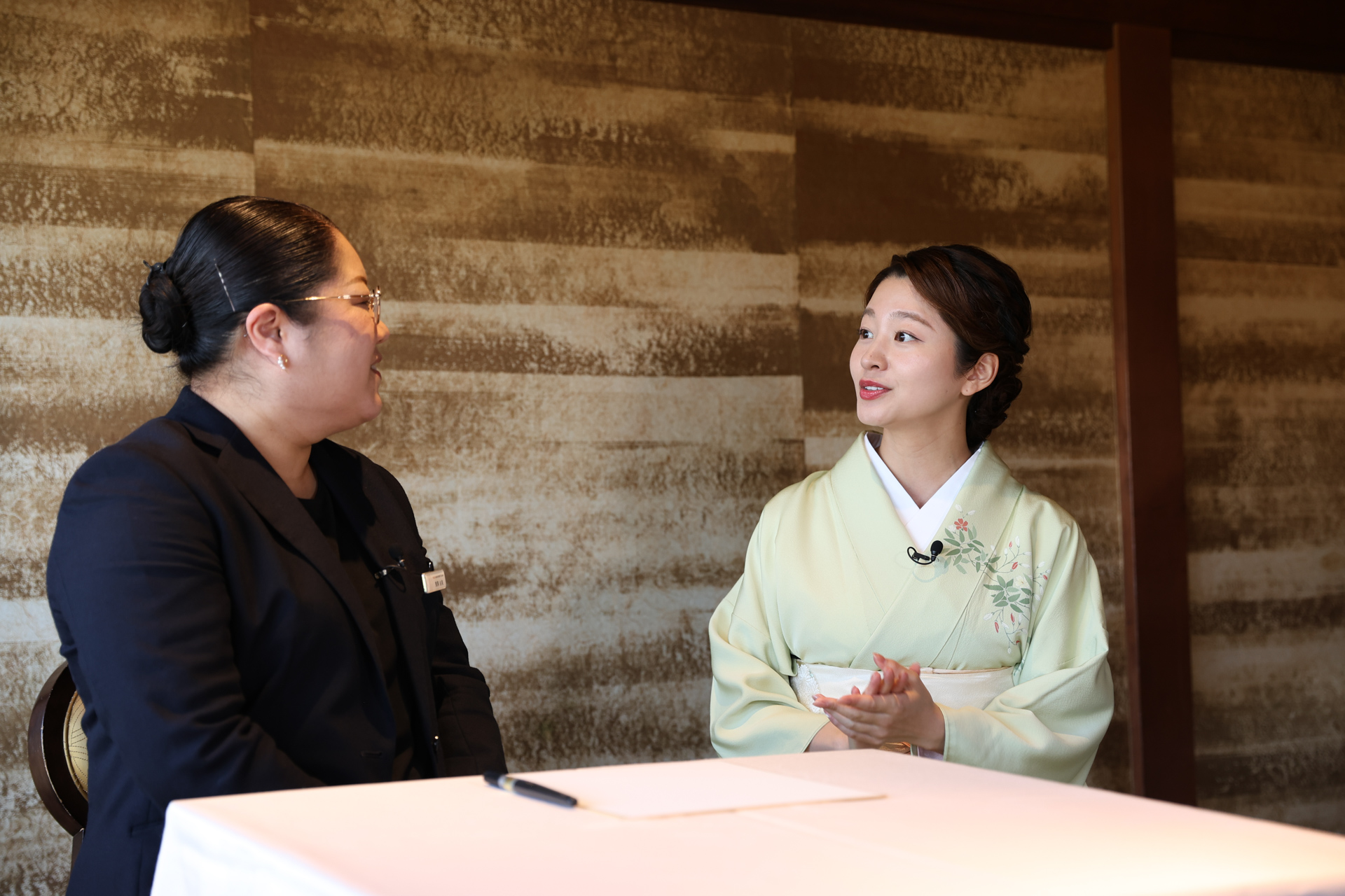 熊澤さんにインタビューする紗月さん