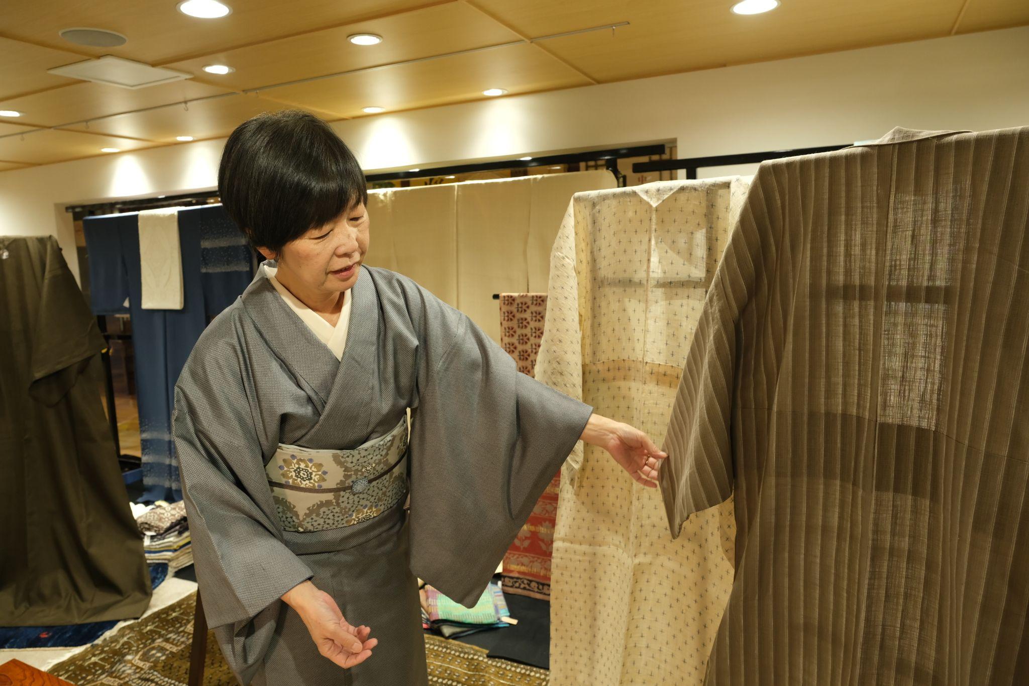 手前、沖縄の染織作家の集いへ参加した際に出会った白井仁さんが織った着物
