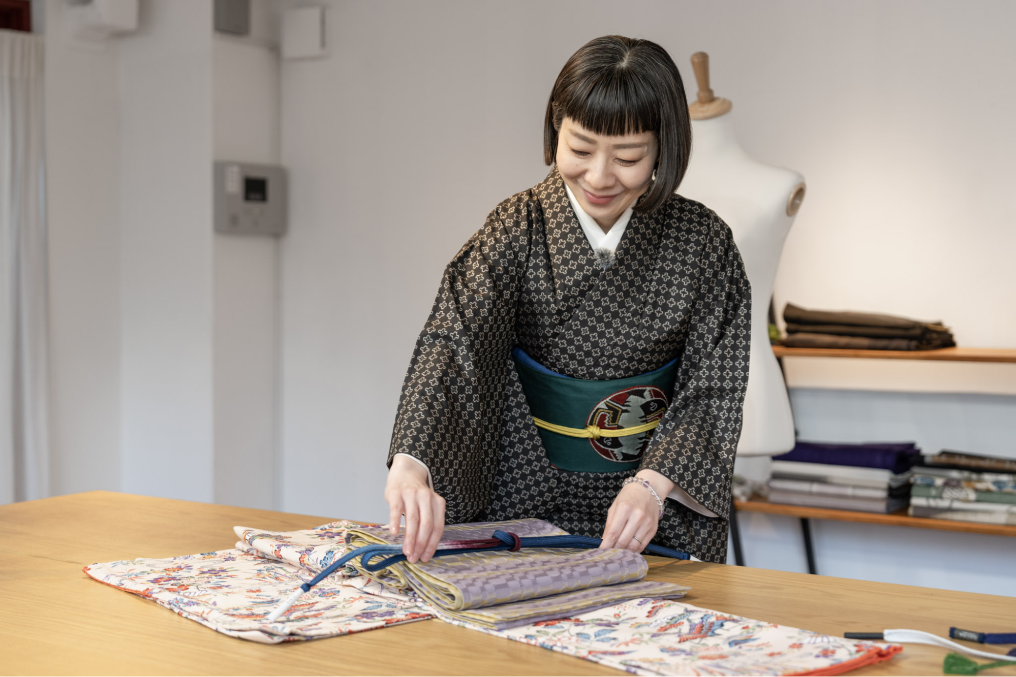 すべての小物を丁寧に、愛おしそうに手に取るクミさん