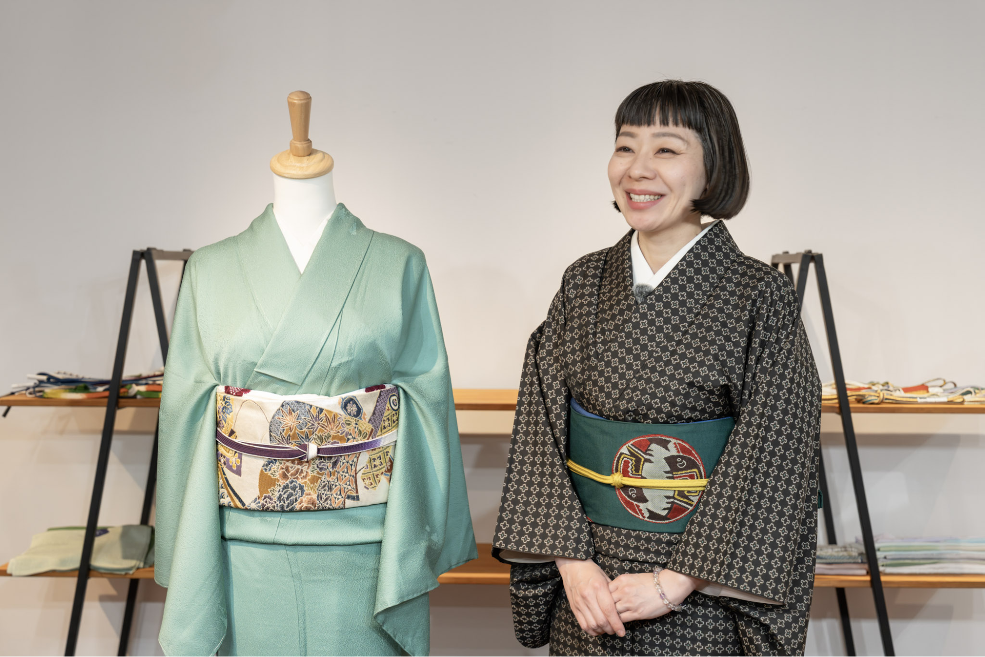 神秘的かつ高貴な紫色が効いたコーディネートに