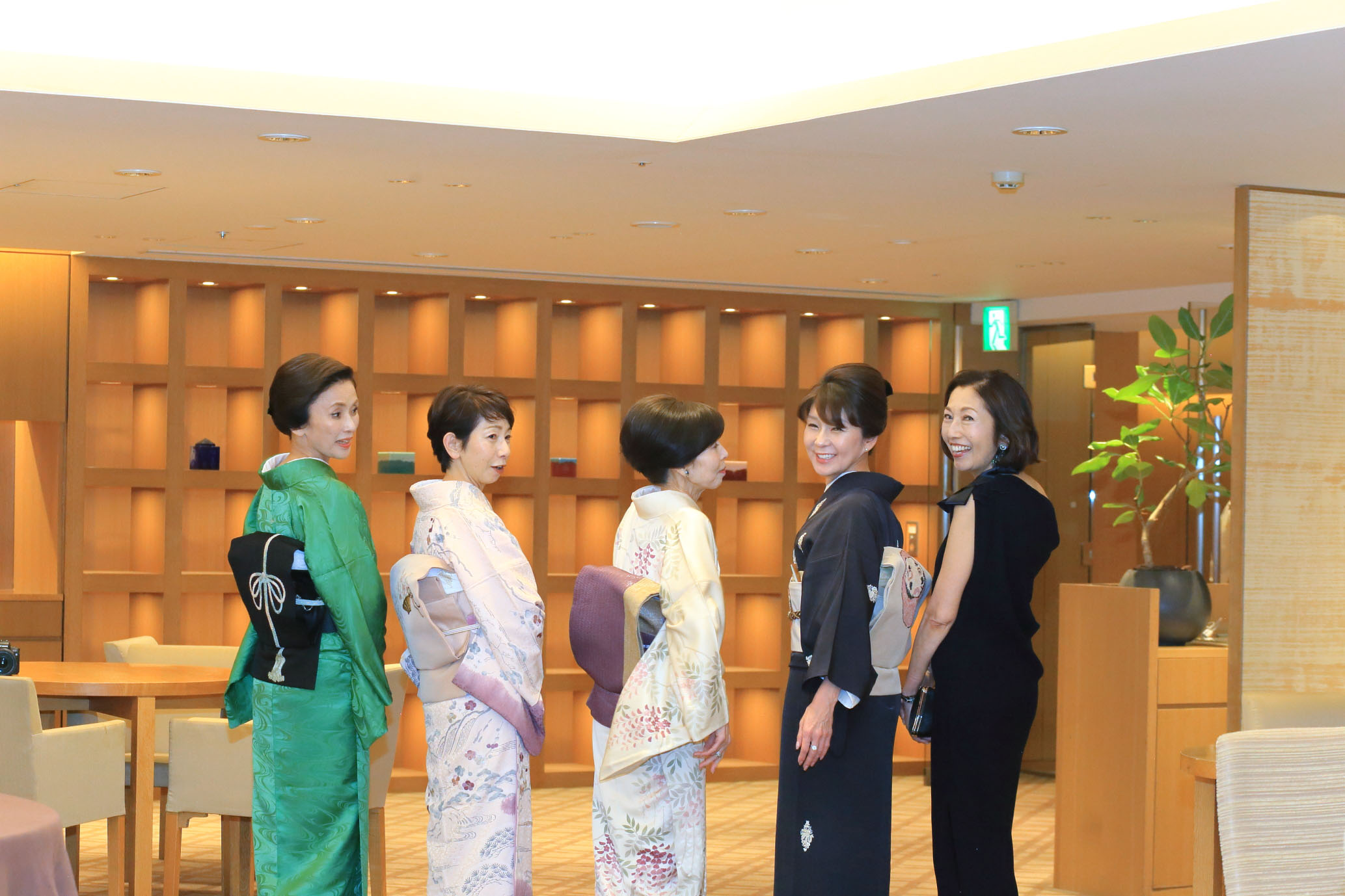 大人女子4人