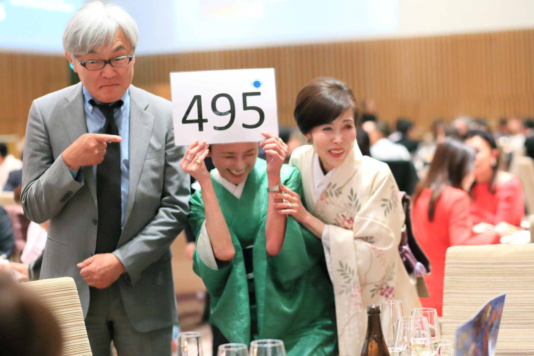 桝蔵順彦さんと典子夫人、見事落札をしたT子さん