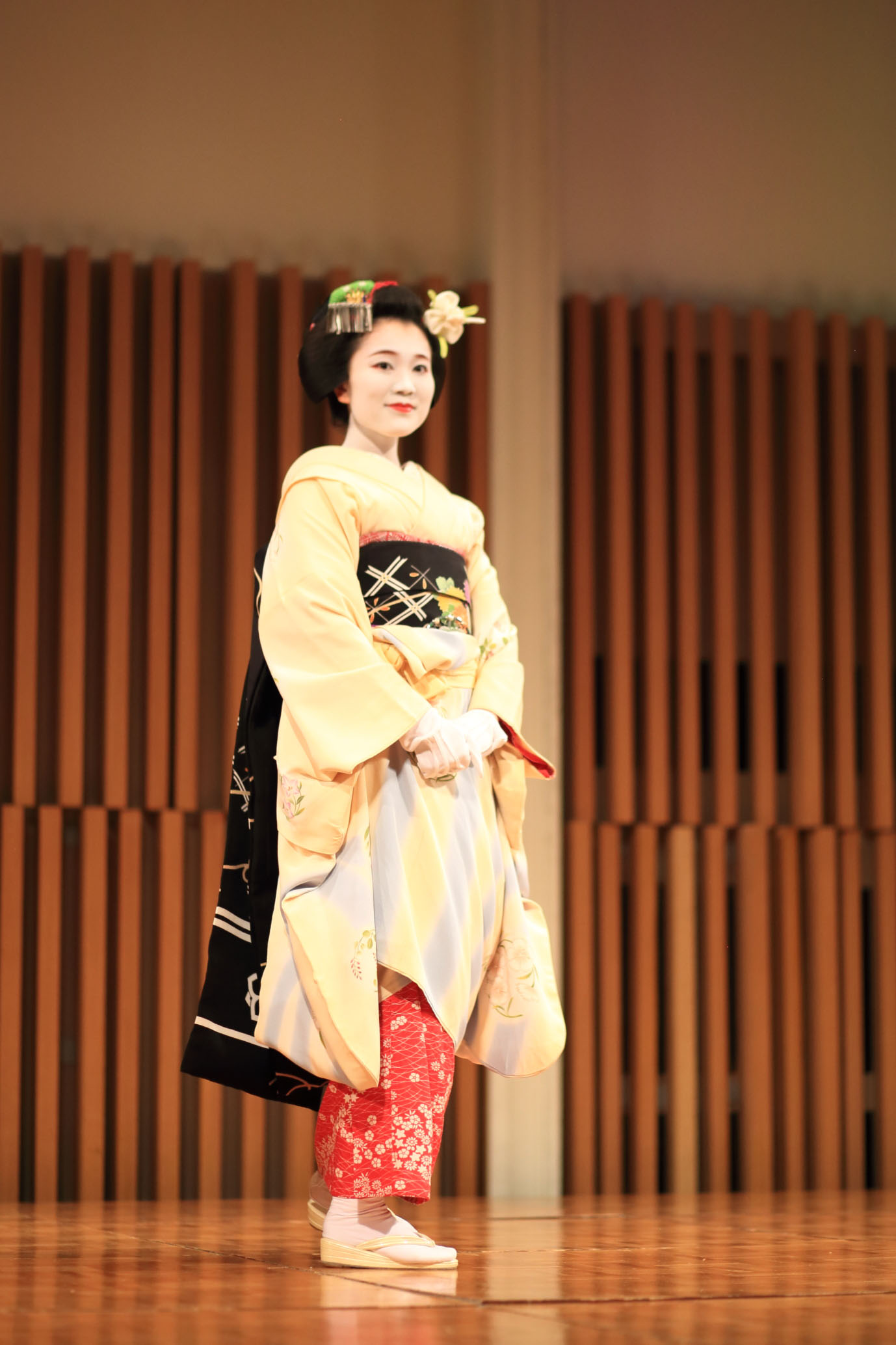 芸舞妓さんもお手伝いをしてくれています