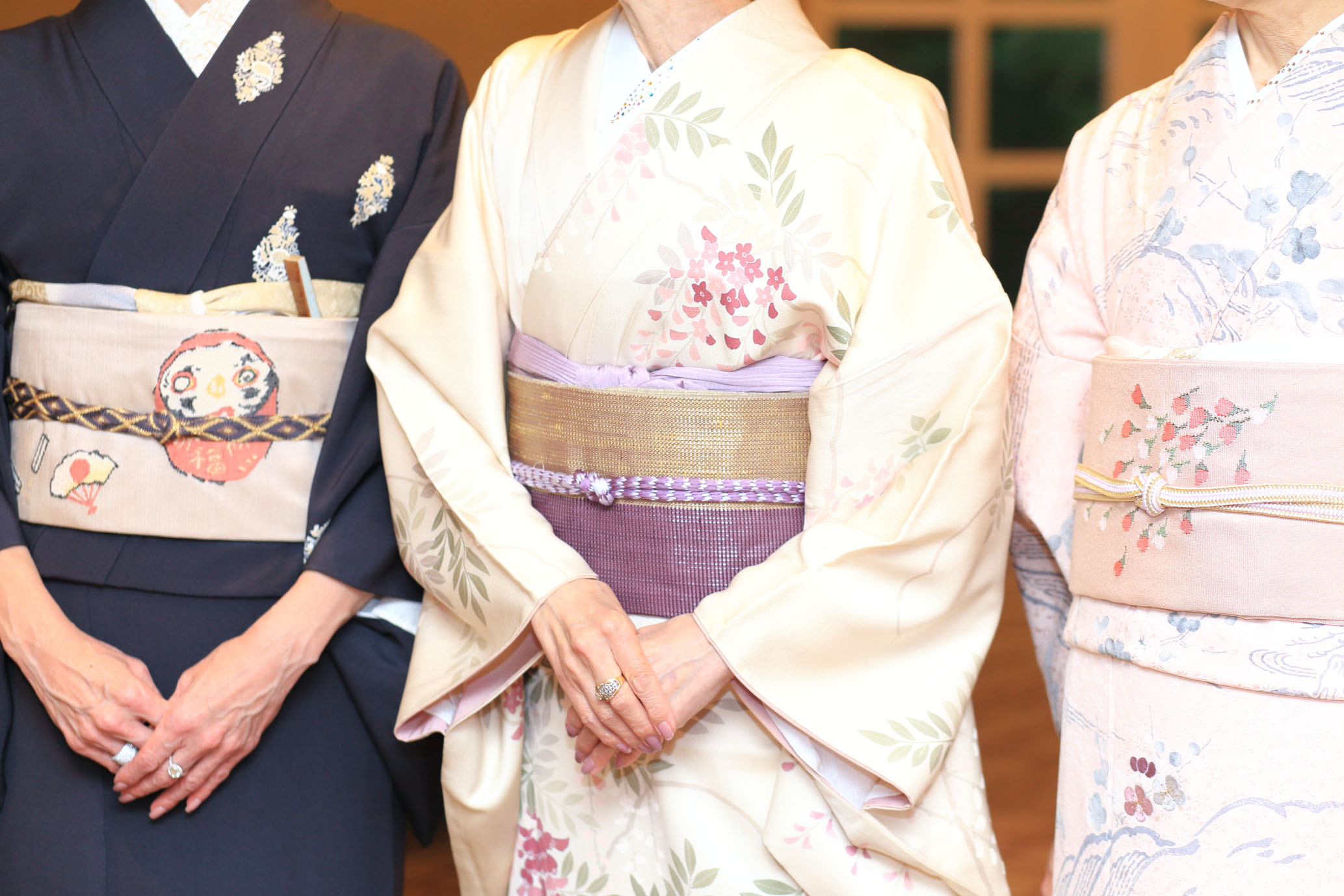三姉妹で藤の柄のきものを着て