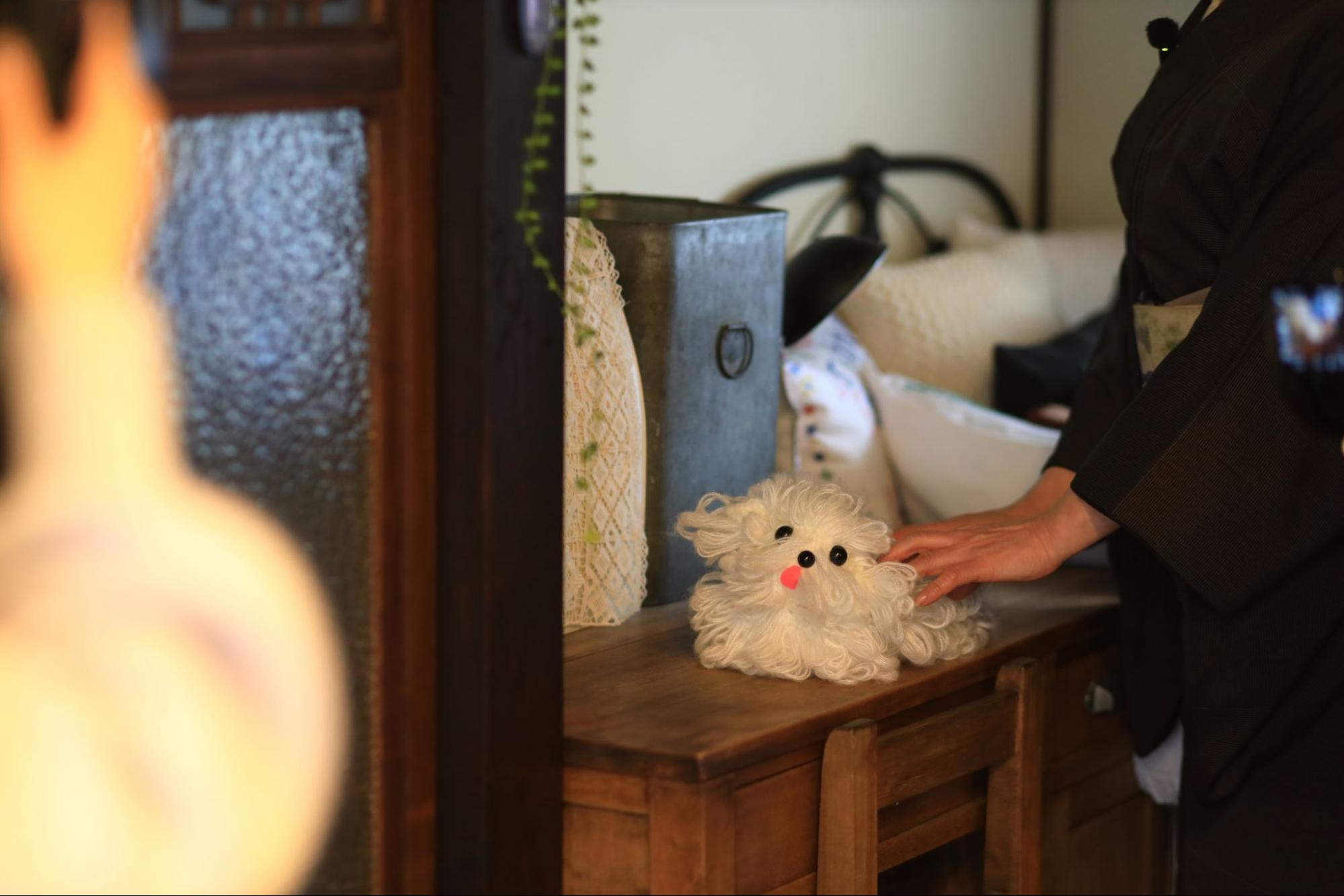 枕元には犬型のティッシュケース。