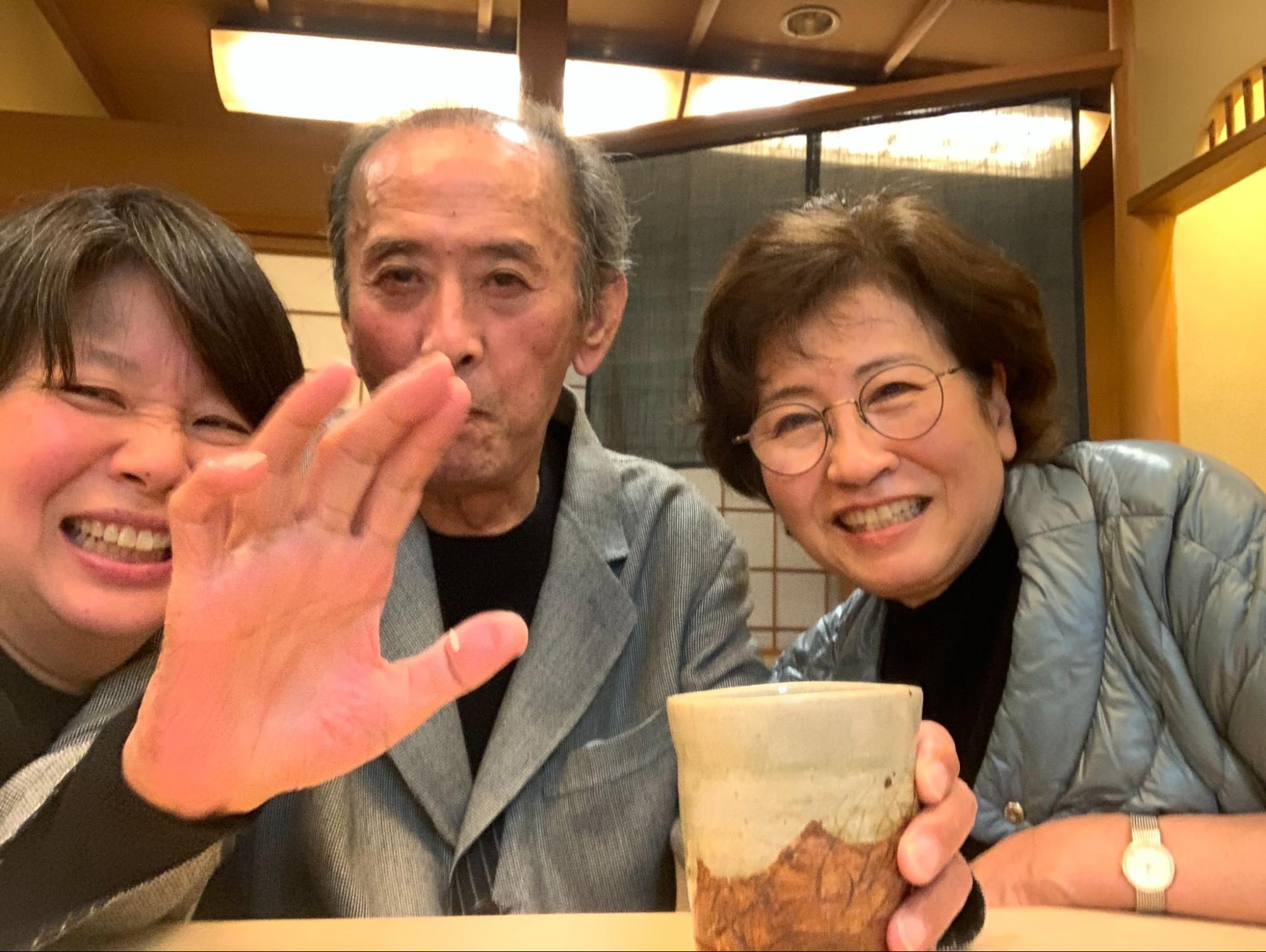 仲睦まじい食事中の1カット