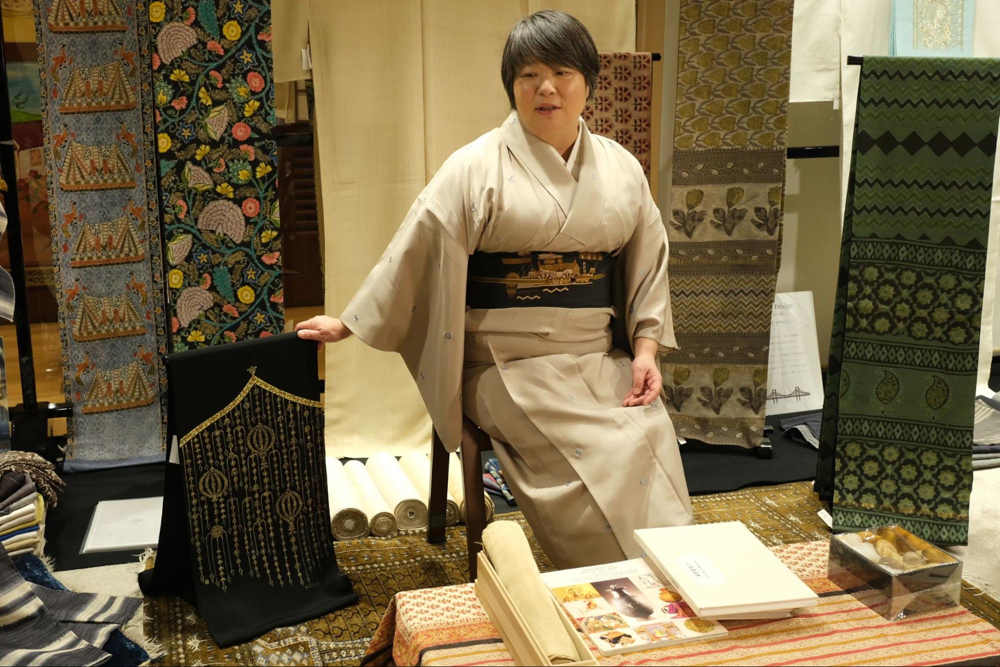 糸川さんの手が添えられている黒地にゴールドの線画が施された帯がジャイさんの代表作