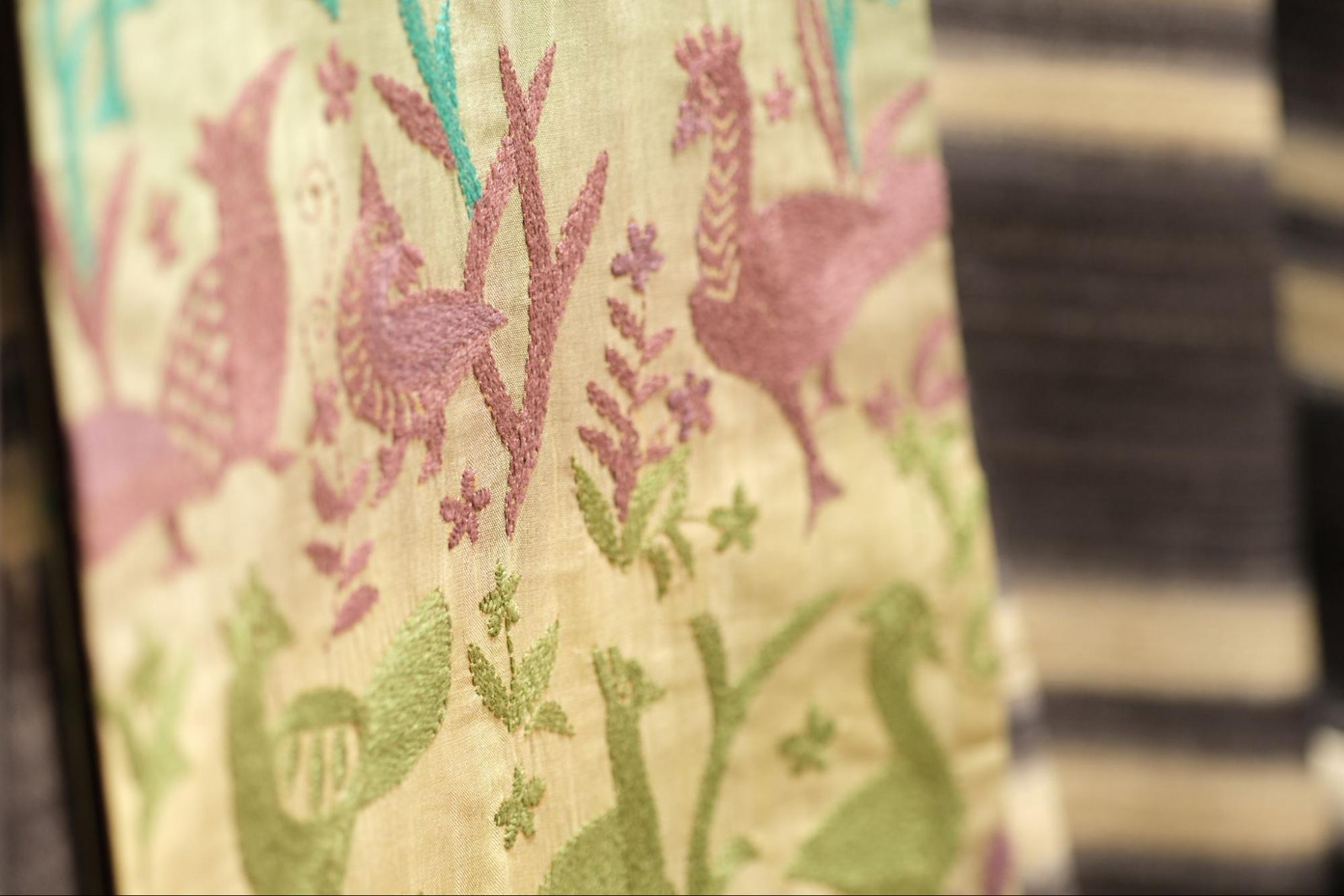 カンタ刺繍とは、インド・ベンガル地方に伝わる一針一針手縫いで施される伝統的な刺し子刺繍のこと