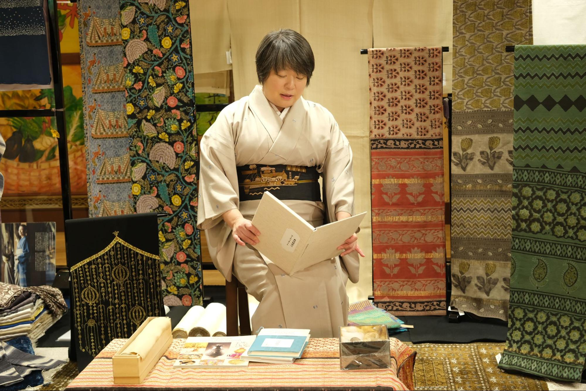 動画では千尋さんが義父のメッセージを朗読するシーンも