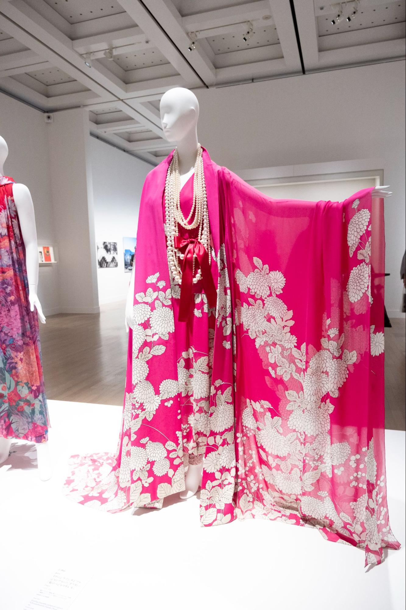 ジャンプスーツ、カフタン「菊のパジャマドレス」