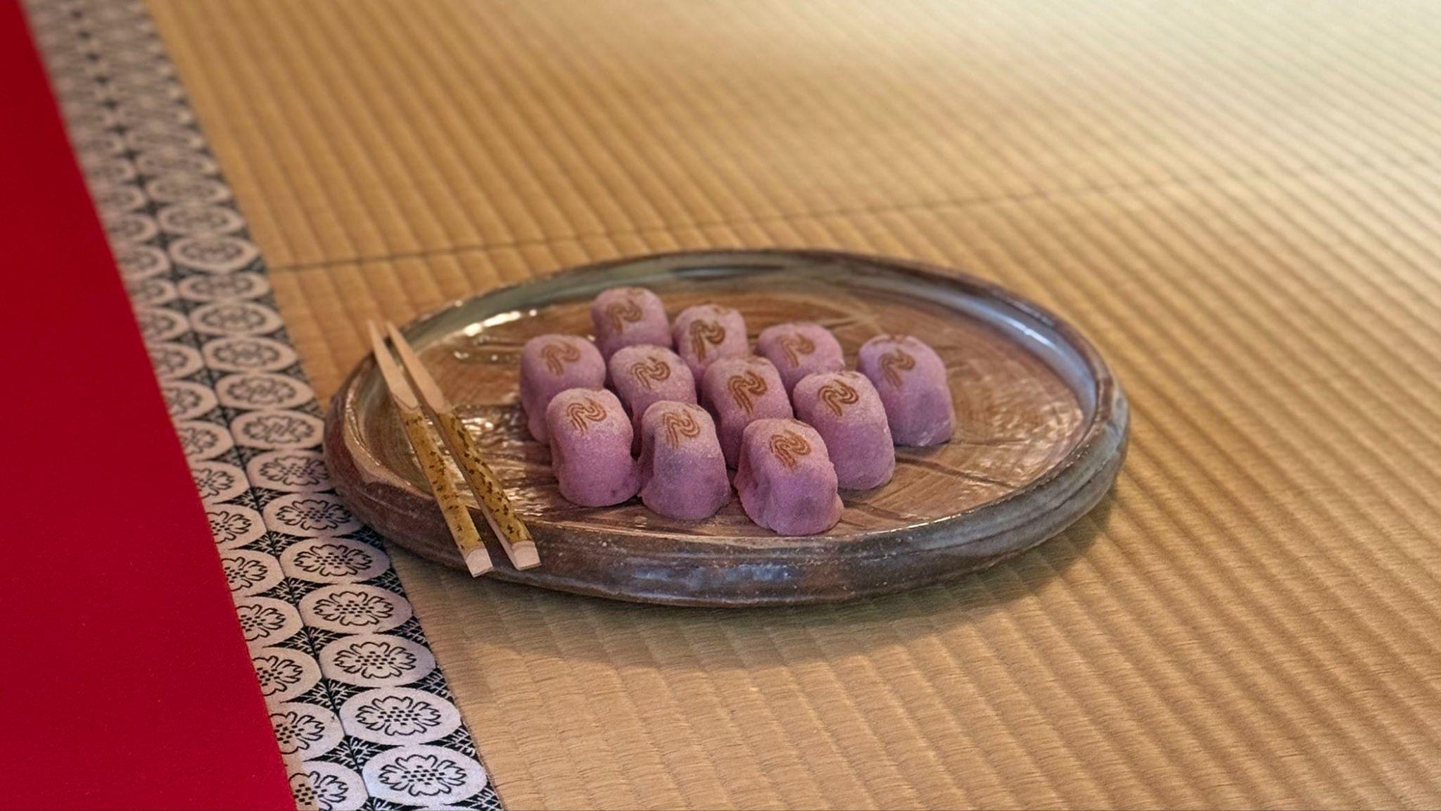 お菓子は、銘菓「雲龍」で知られる俵屋吉富の「花筏」