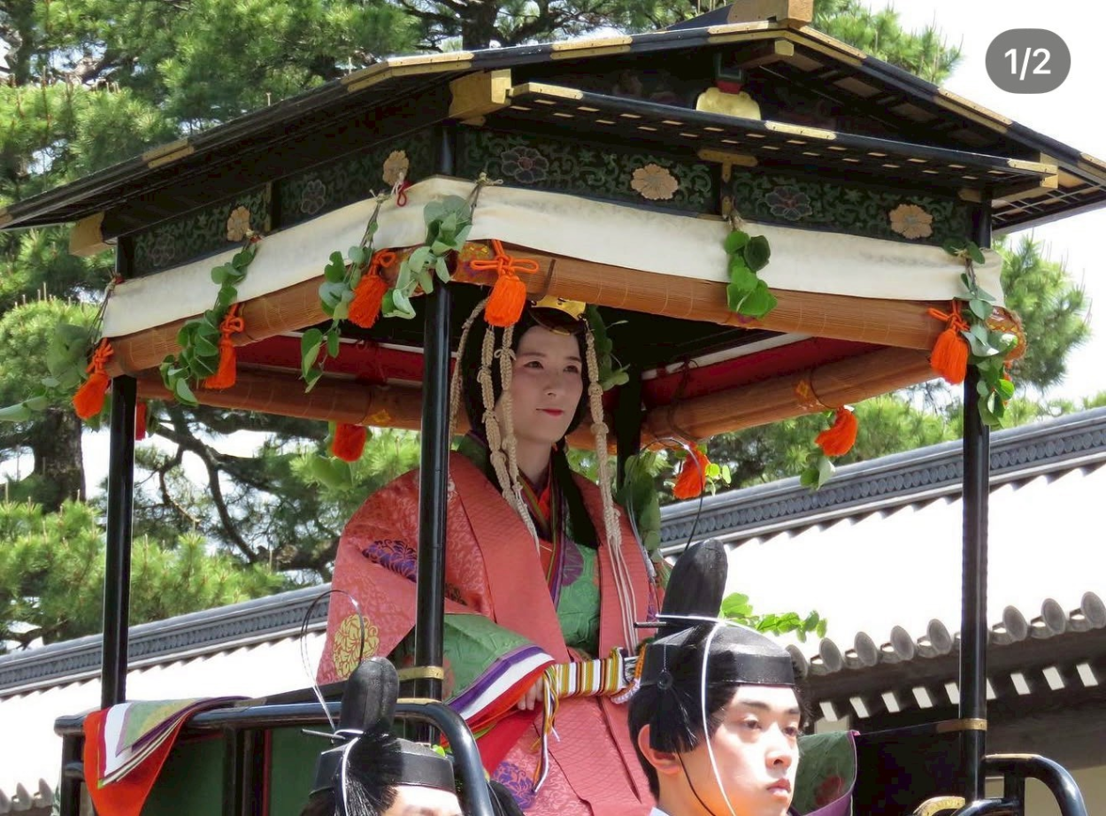 葵が飾られた、斎王代が乗る御腰輿（およよ）