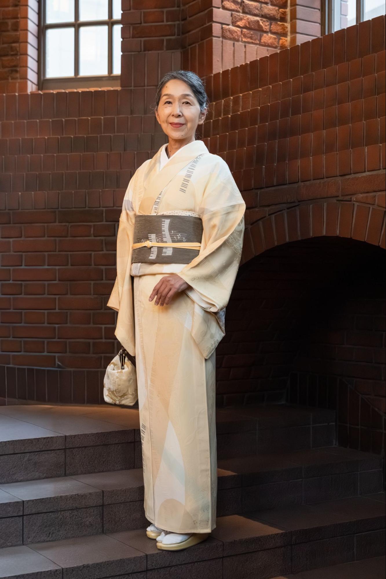 音符と鍵盤が地紋に織り出されたきもの