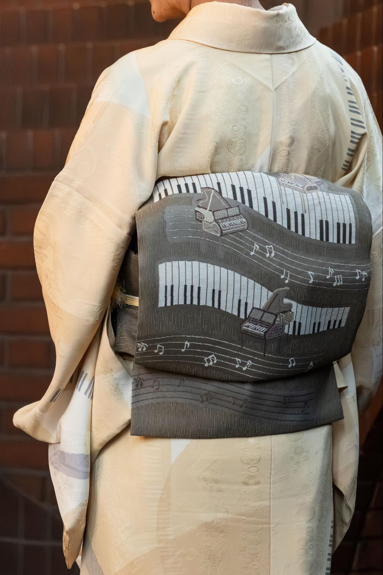 帯はピアノ柄