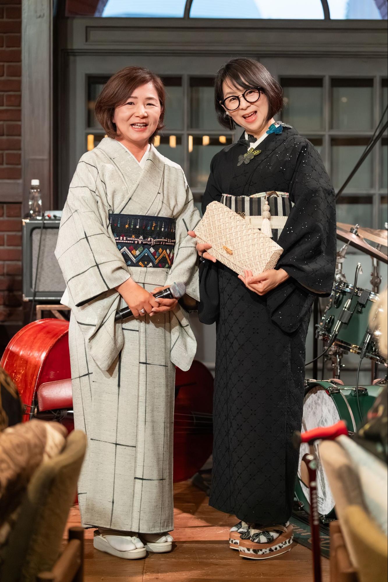 ＜M＋abaca>のクラッチバッグを贈呈