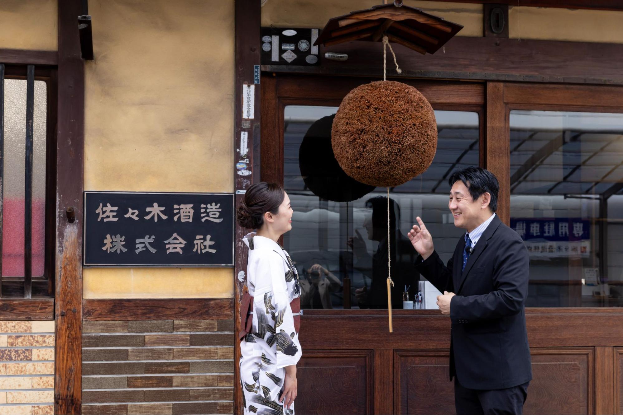 玄関先にある大きな杉玉