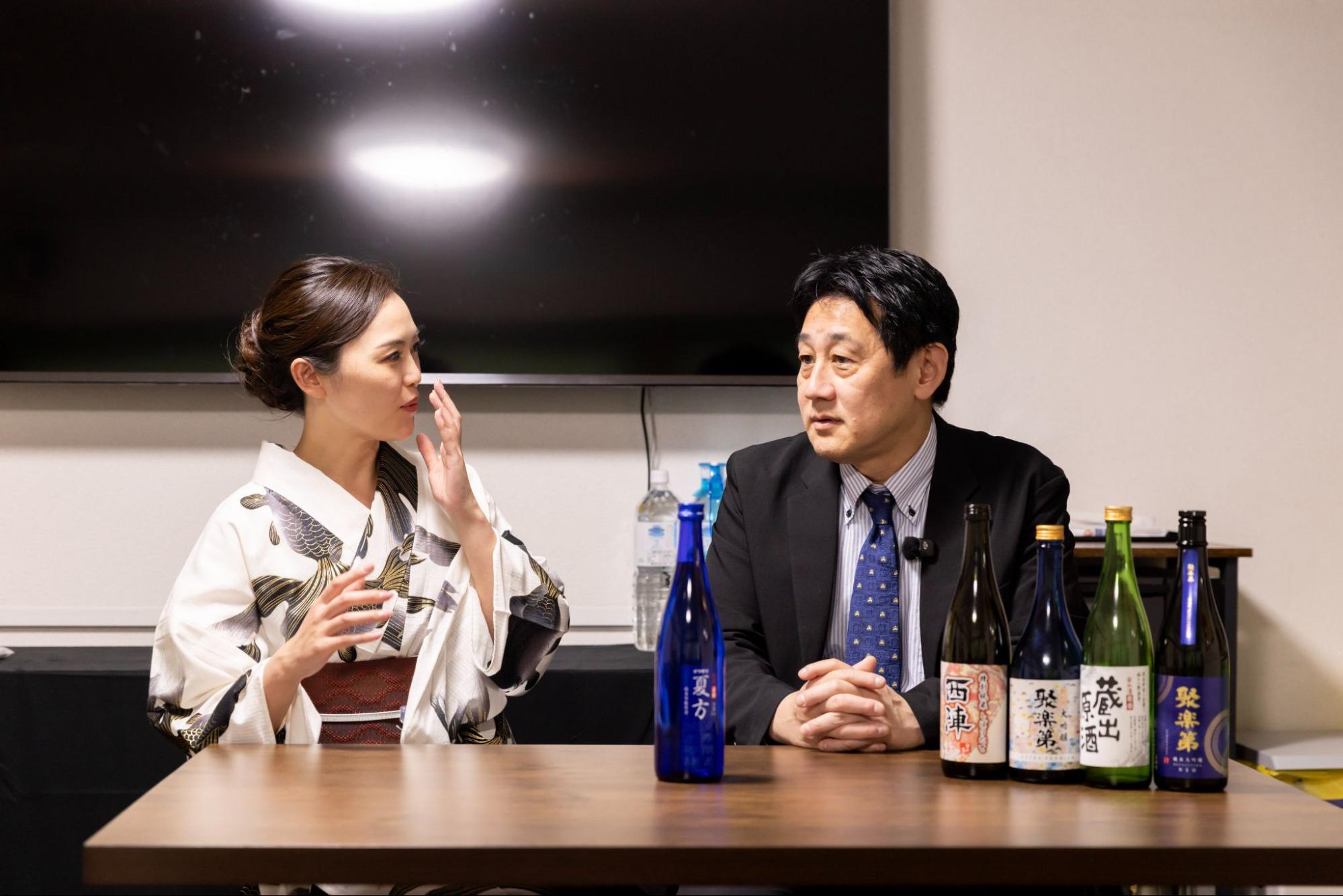応接室でのインタビュー