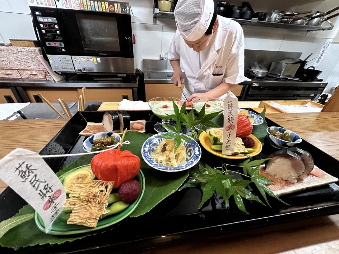 「八寸」とは、茶懐石で八寸角（約24㎝）の折敷（脚のない縁付きの盆）に料理を盛りつけたことに由来する