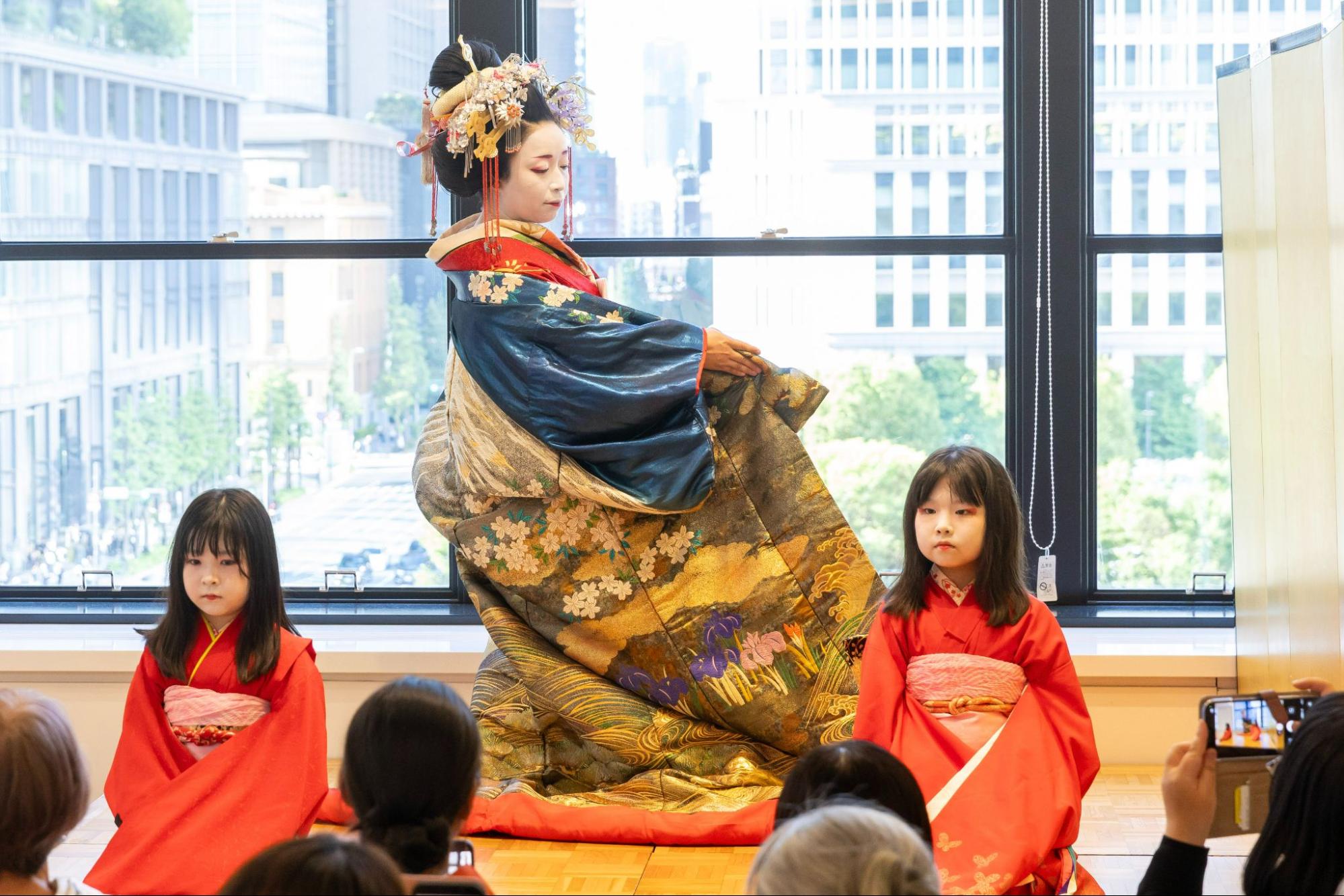 嶋原「太夫道中」東京駅を背景に蘇る、花街の美　日本最大級きもの展示会2026@東京丸の内 KITTE vol.8