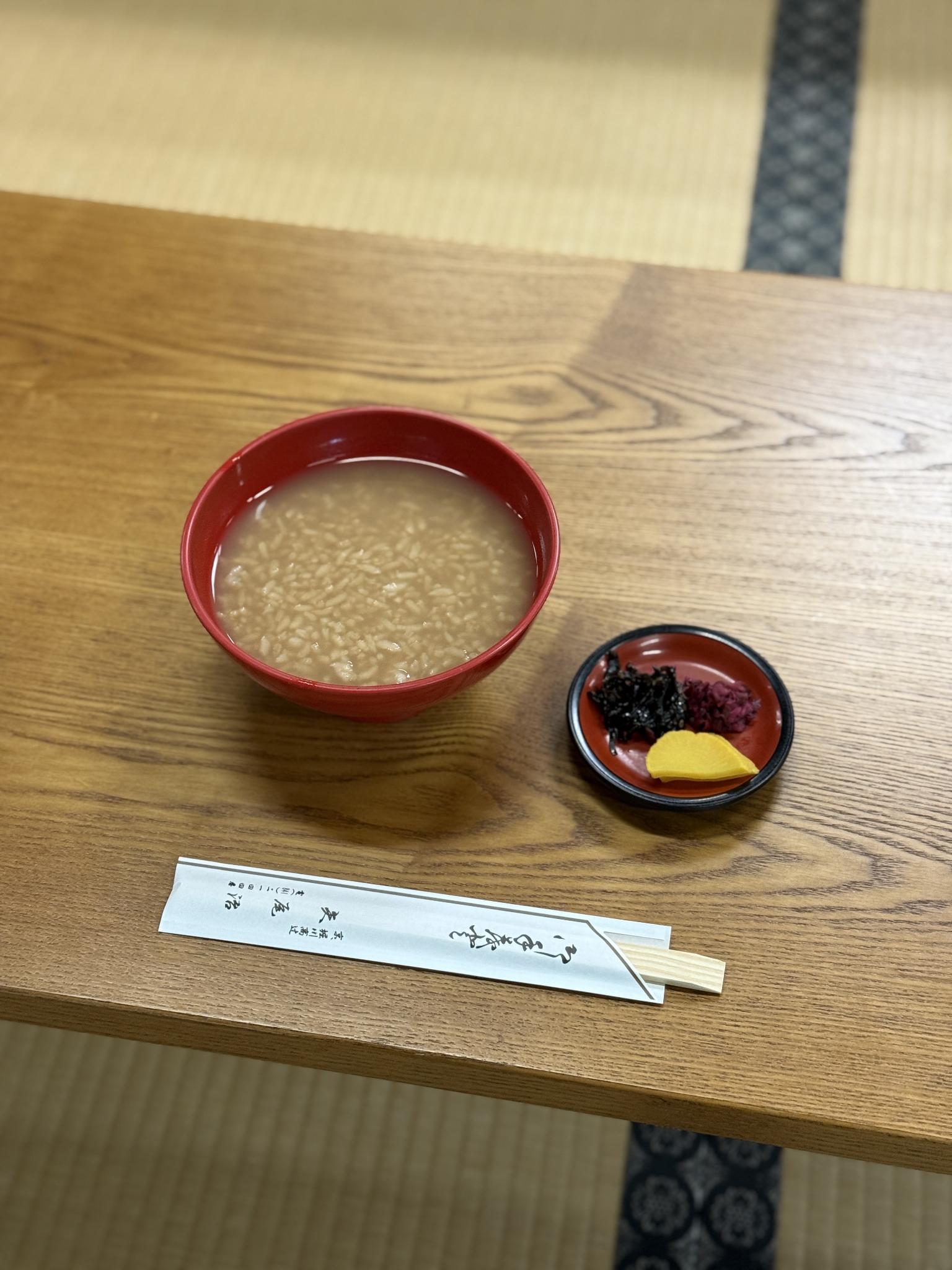 無料接待の粥座（しゅくざ）
