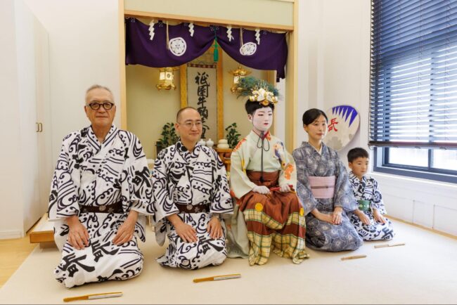 長谷家に伝わる稚児衣裳と、母・亜希さんの装いに注目。