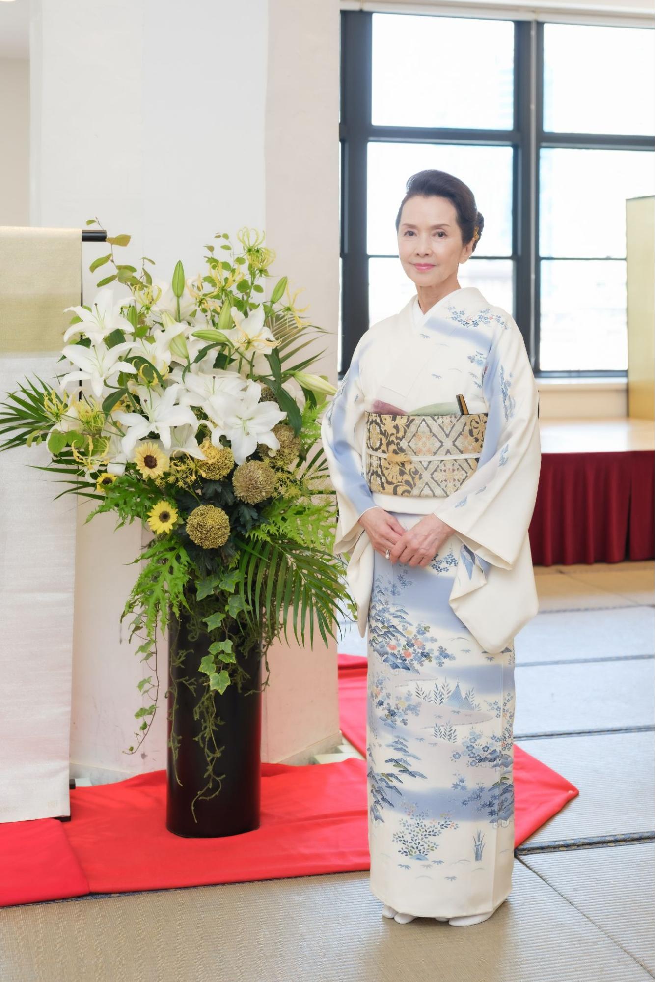 多岐川裕美さんの正面着物姿